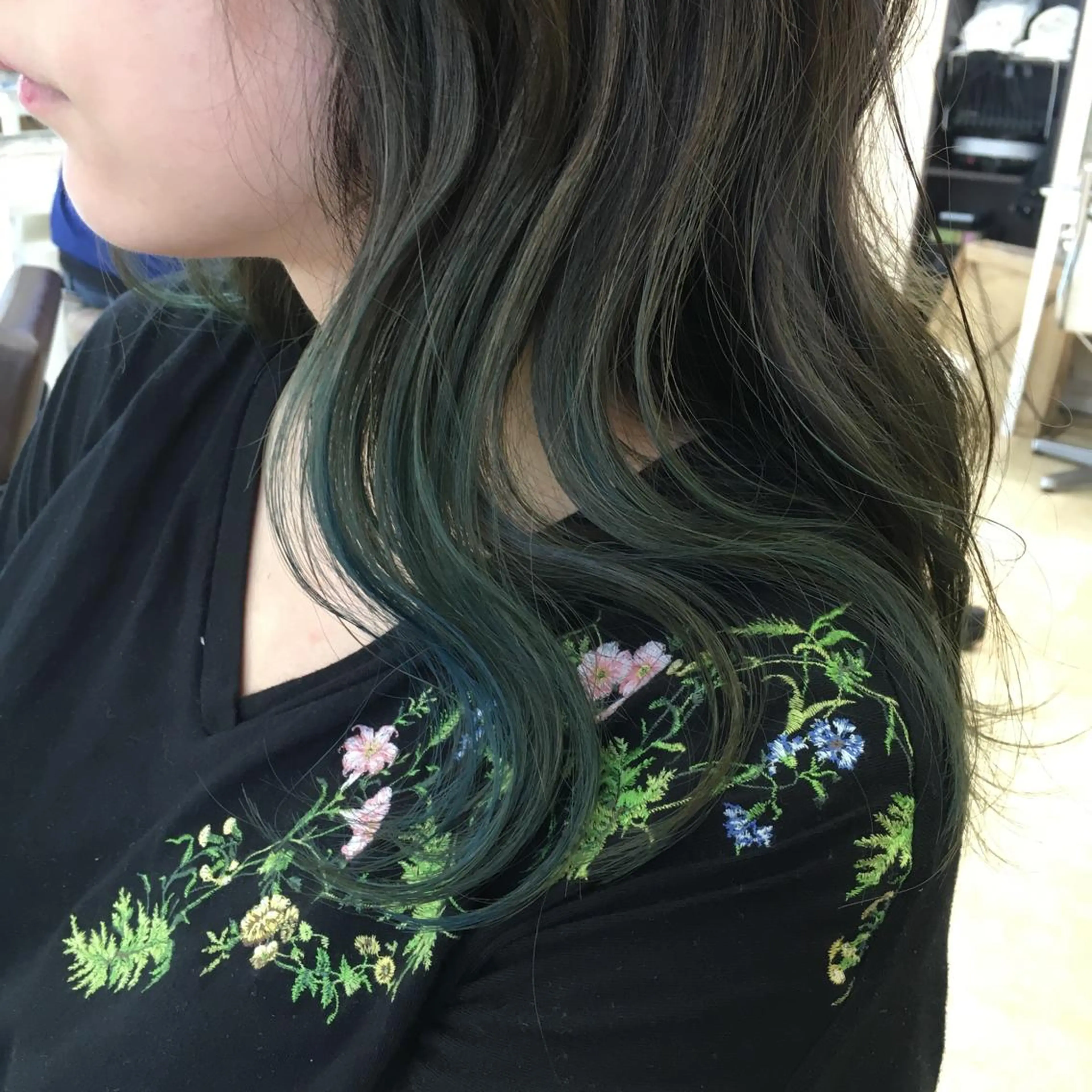 ロング カラー パーマ ヘアアレンジ メンズ キッズ ネイル マツエク・マツパ センターパート マッシュ アッシュ グラデーションカラー ナチュラル 角床直哉 カラーカットNO 1のヘアスタイル