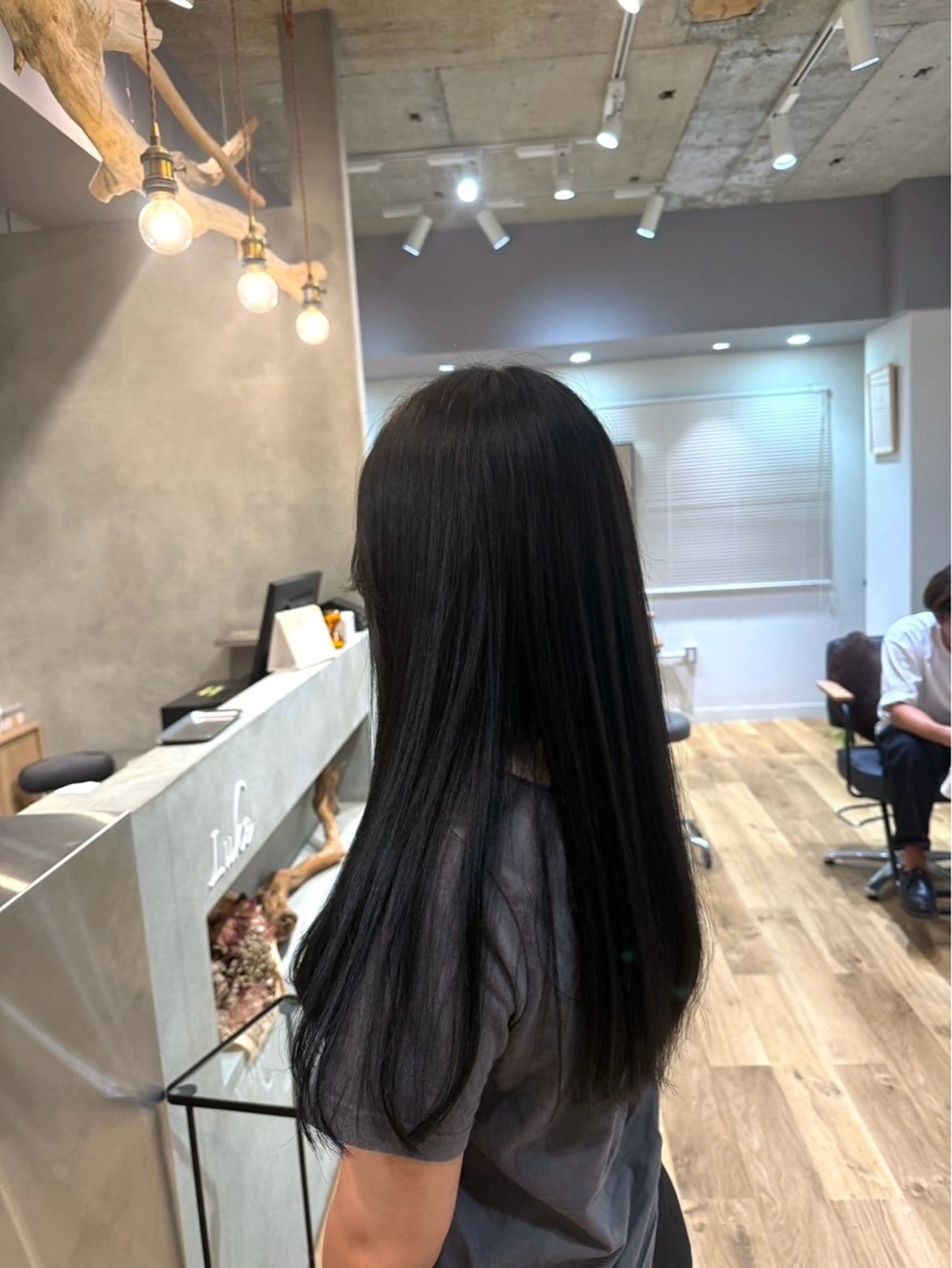 ロング カラー 黒髪 ブルーカラー ブルーブラック ヘアカラー 中村 凜のヘアスタイル