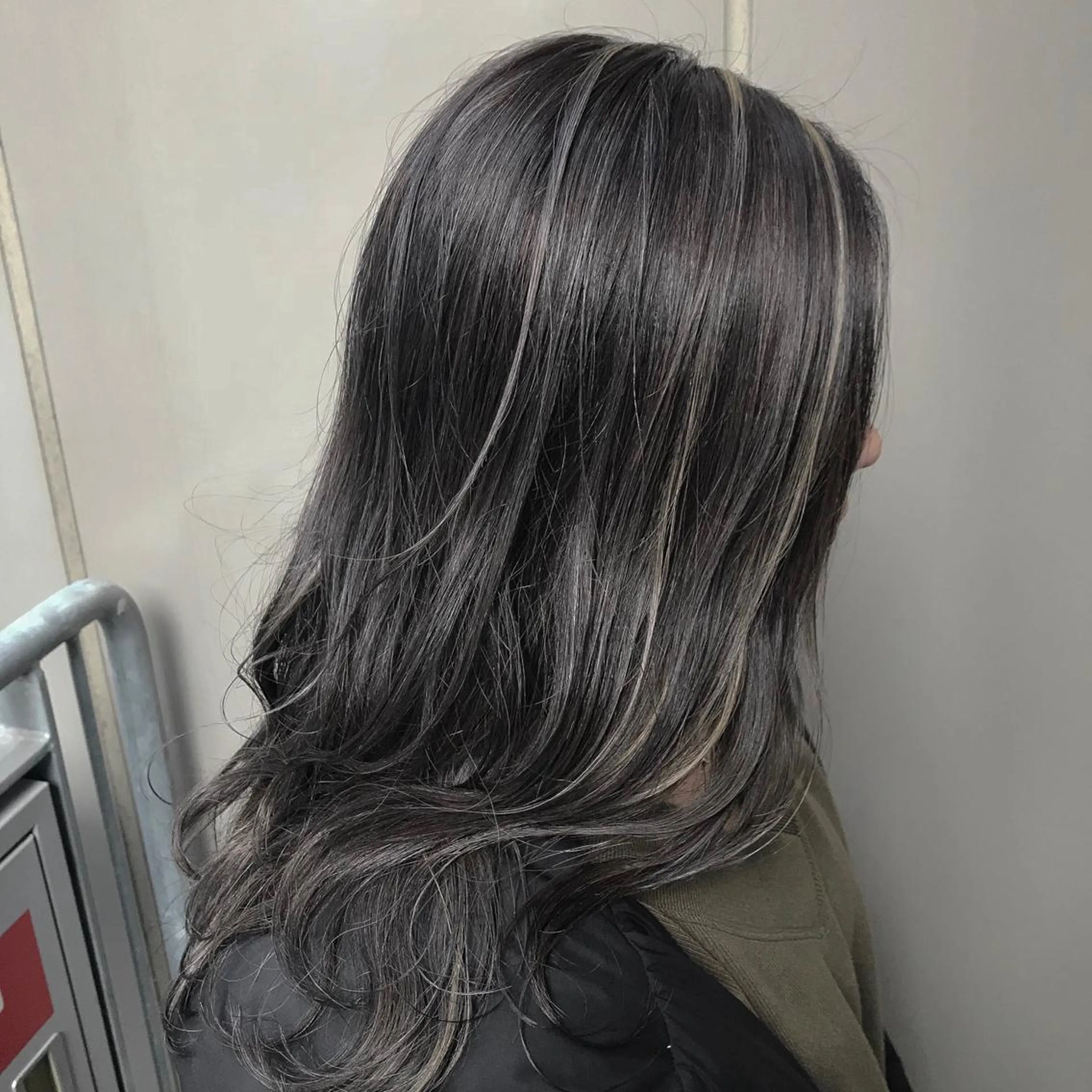 セミロング カラー アディクシーカラー ダークグレー 【透明感、艶髪】西村 有司のヘアスタイル