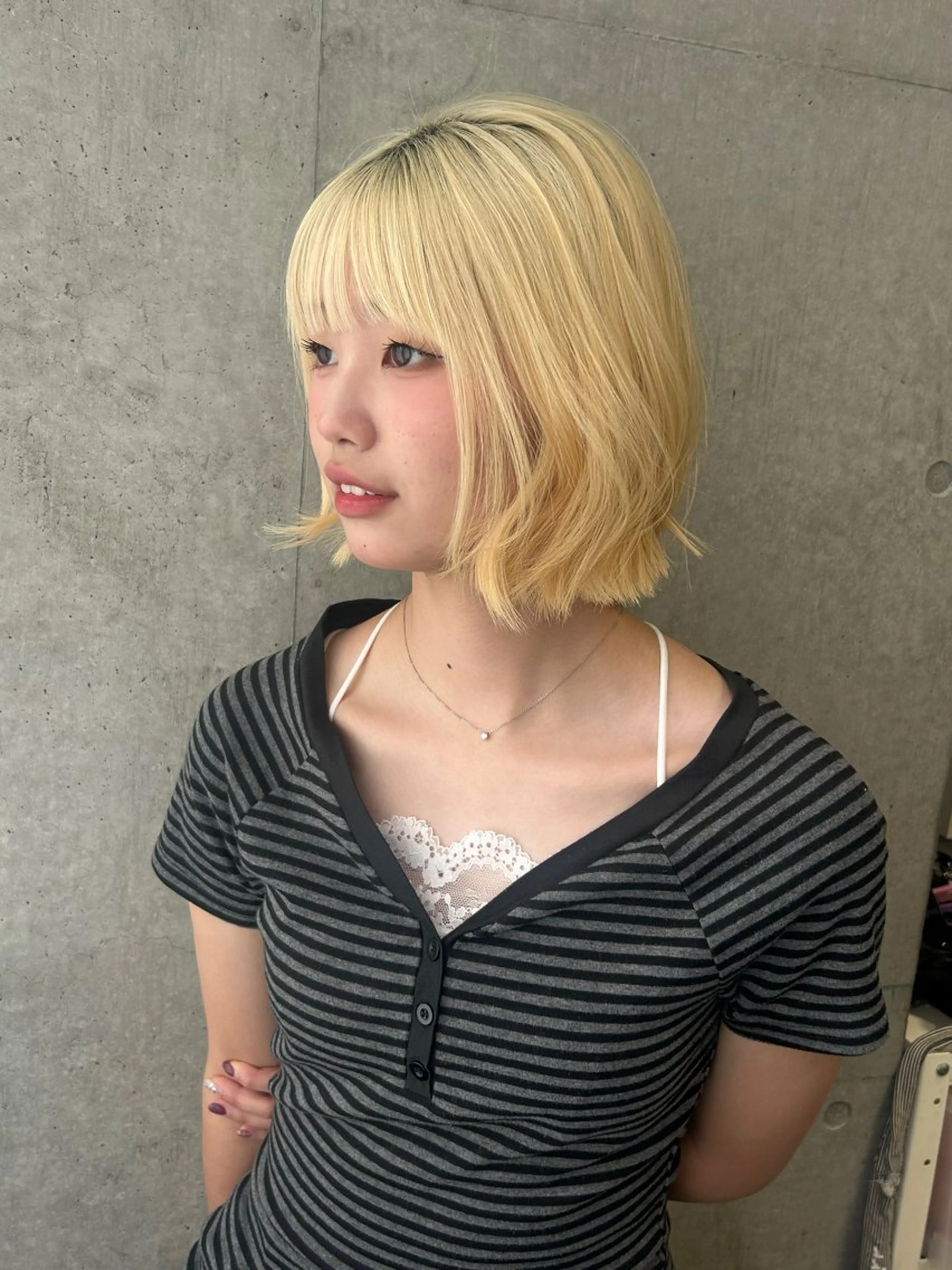 ショート カラー 抜きっぱなしブロンド 韓国ボブ/レイヤー ボブ/ EMIRIのヘアスタイル