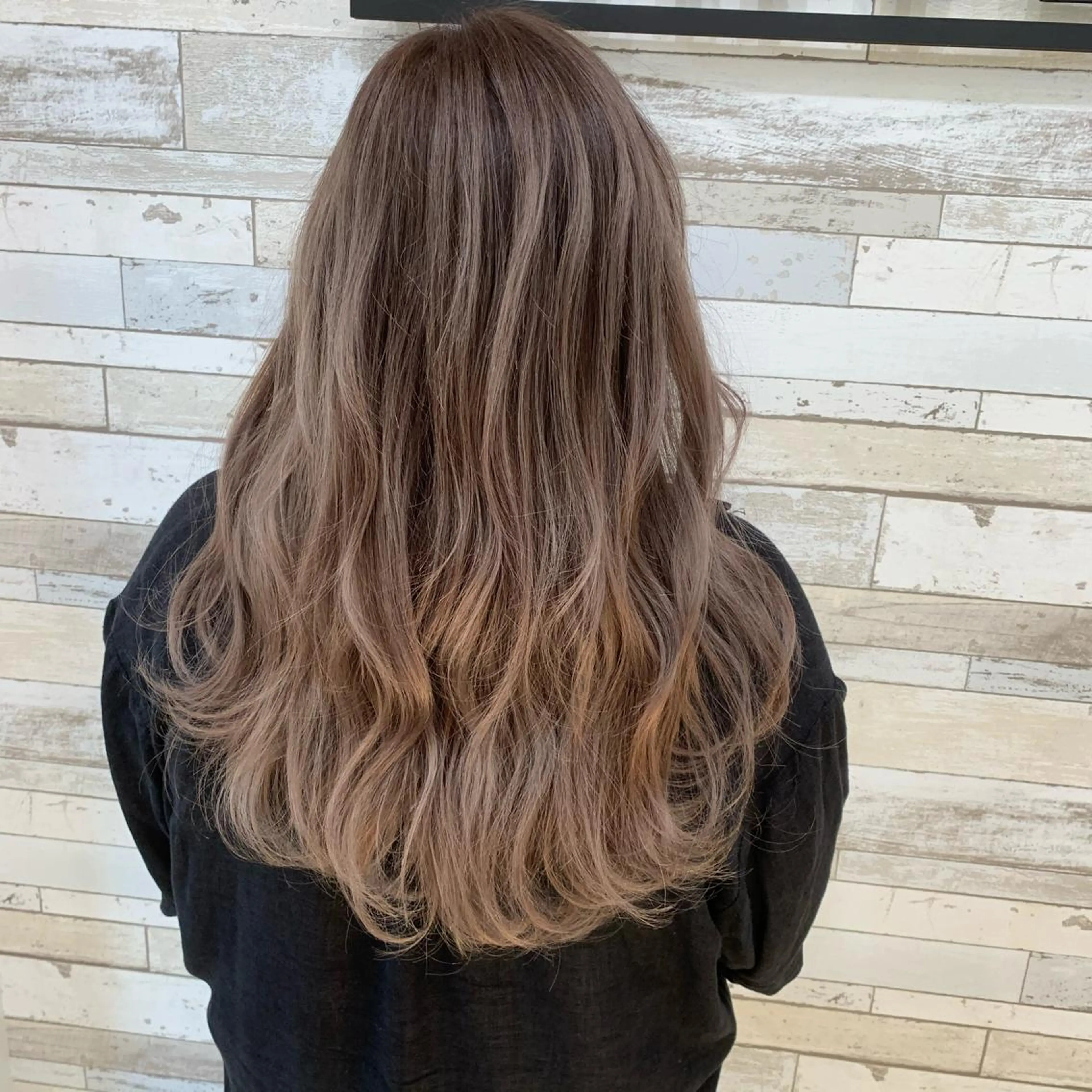 セミロング カラー ヘアカラー 渋谷🤍ブリーチ エクステ🤍アミルのヘアスタイル