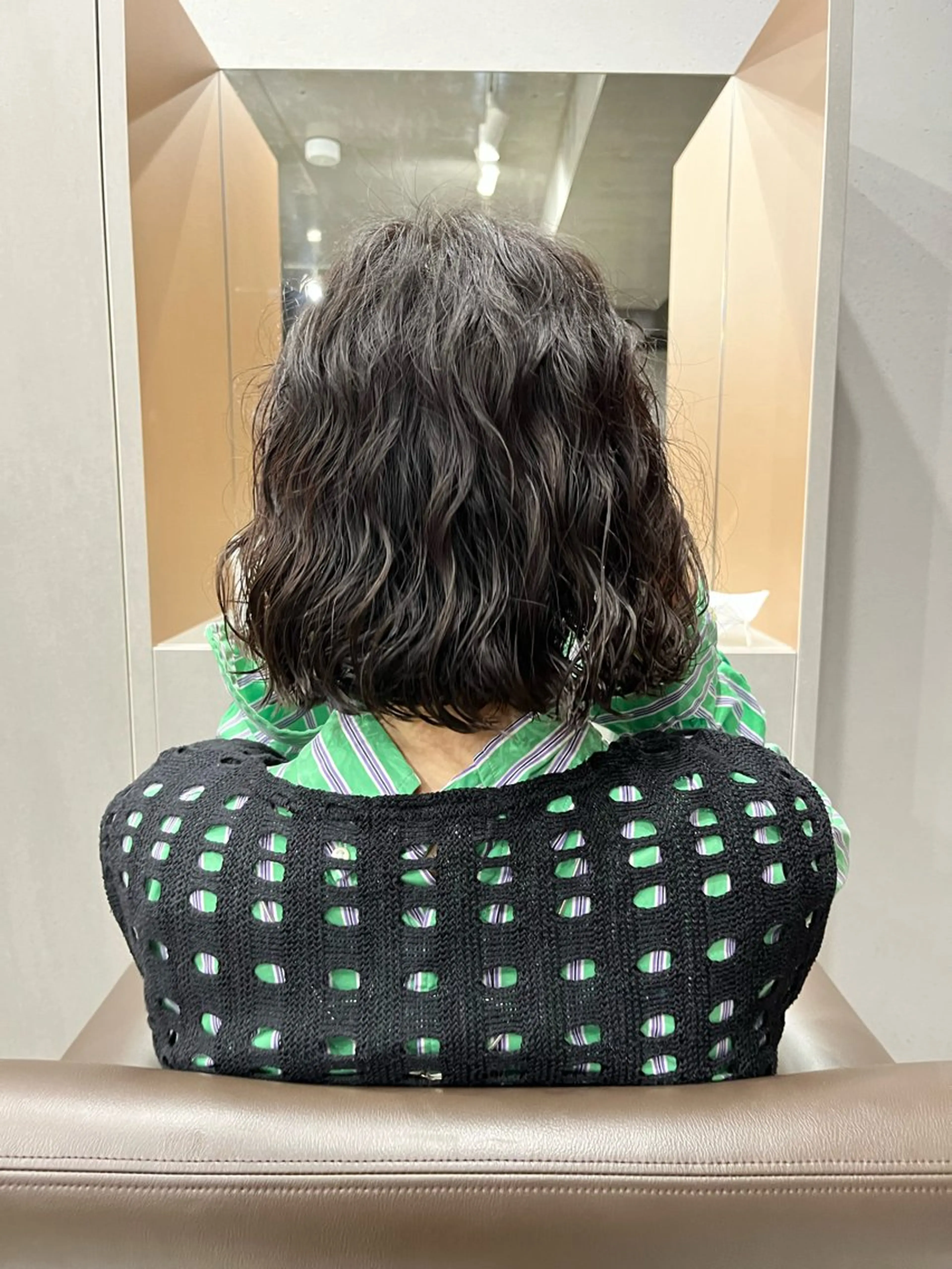 ショート パーマ 曲がる縮毛矯正 センターパートのヘアスタイル