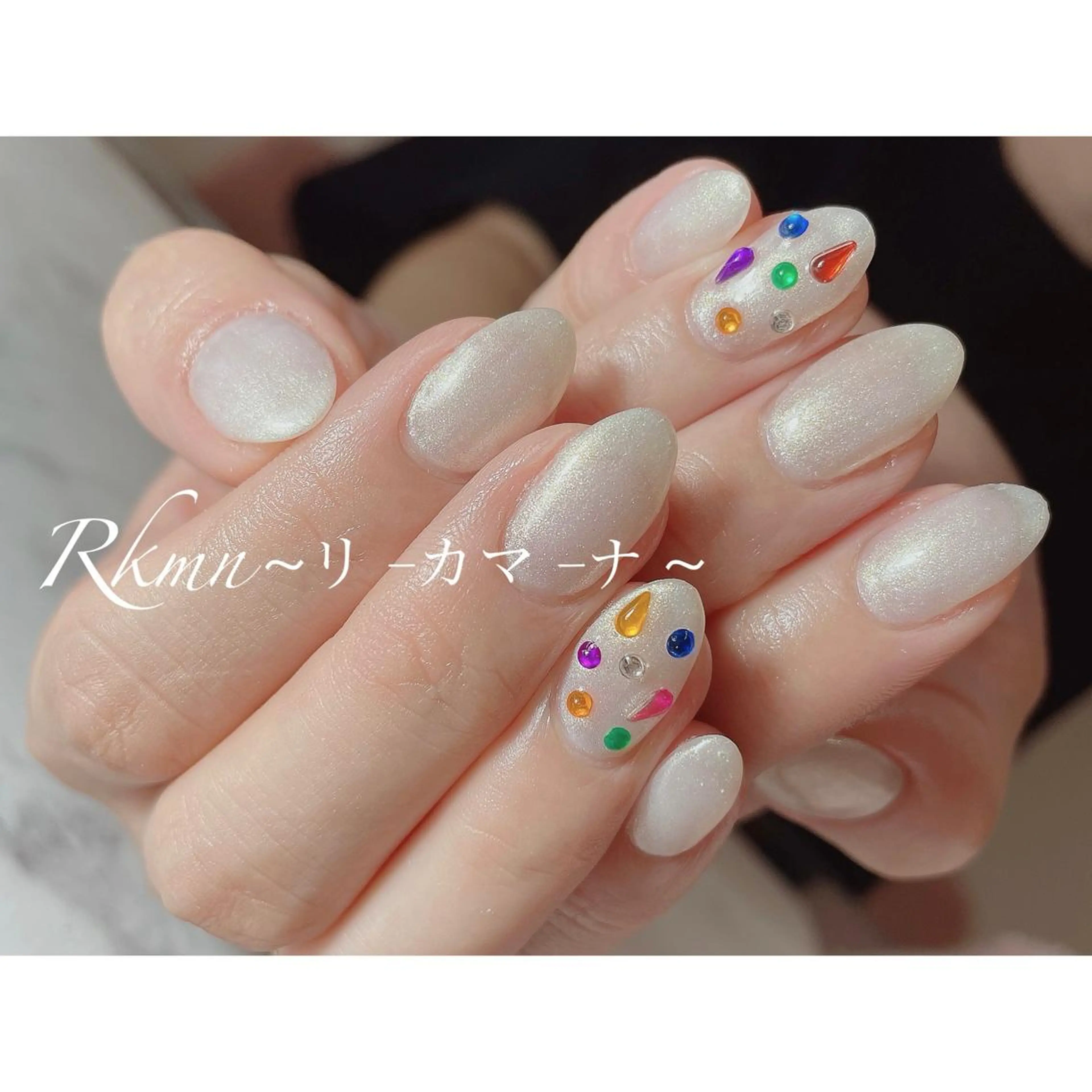 ネイル アートネイル 春ネイル ストーンネイル ホワイト ハンドネイル フットネイル ハンドケア Rkmn ~リ-カマ-ナ~のネイルデザイン