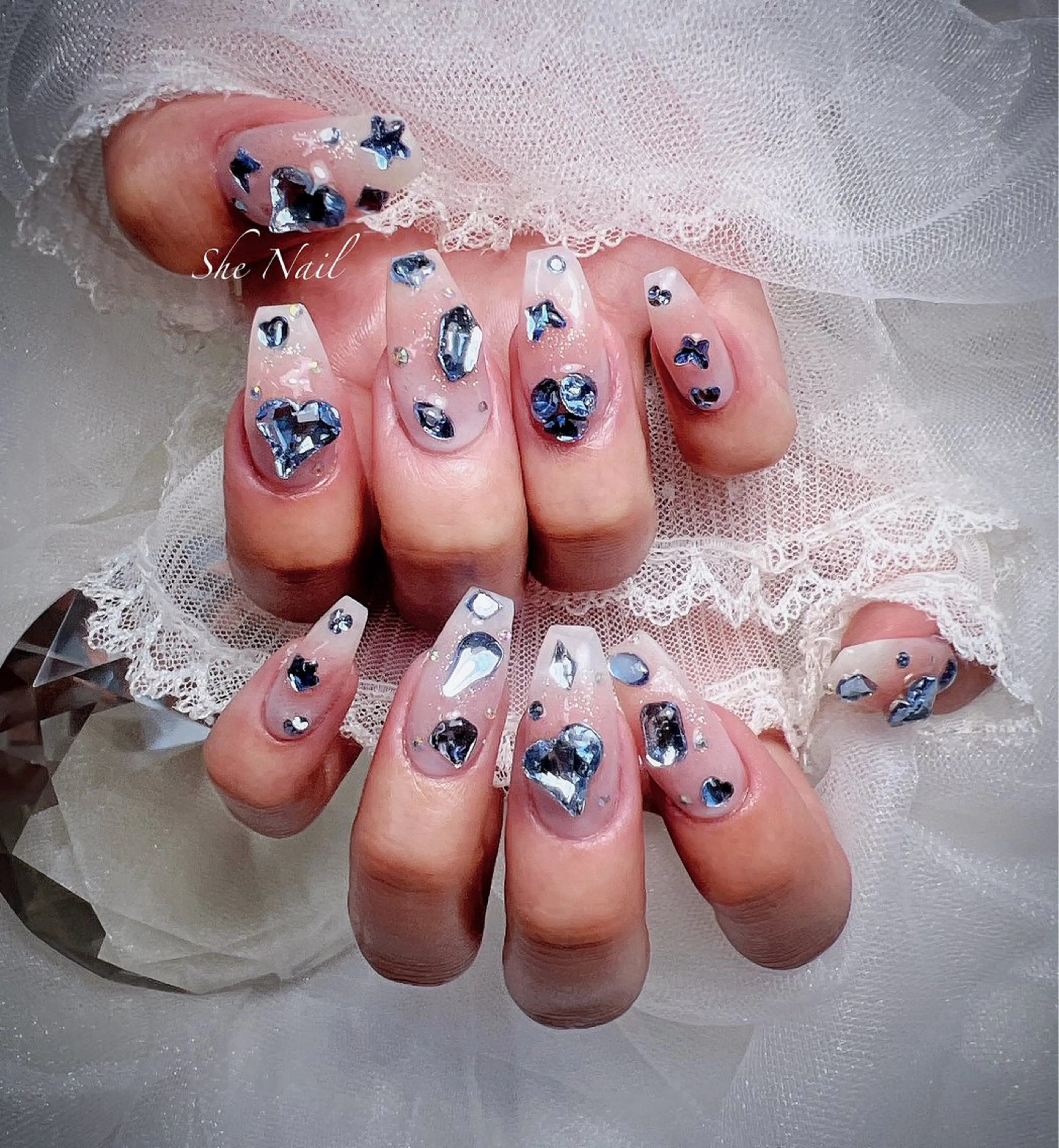 ネイル チークネイル ドット 長さ出し ラメ(グリッター) ラメグラデーション ハンドネイル She   Nail所属・ISA_ BELLAのネイルデザイン