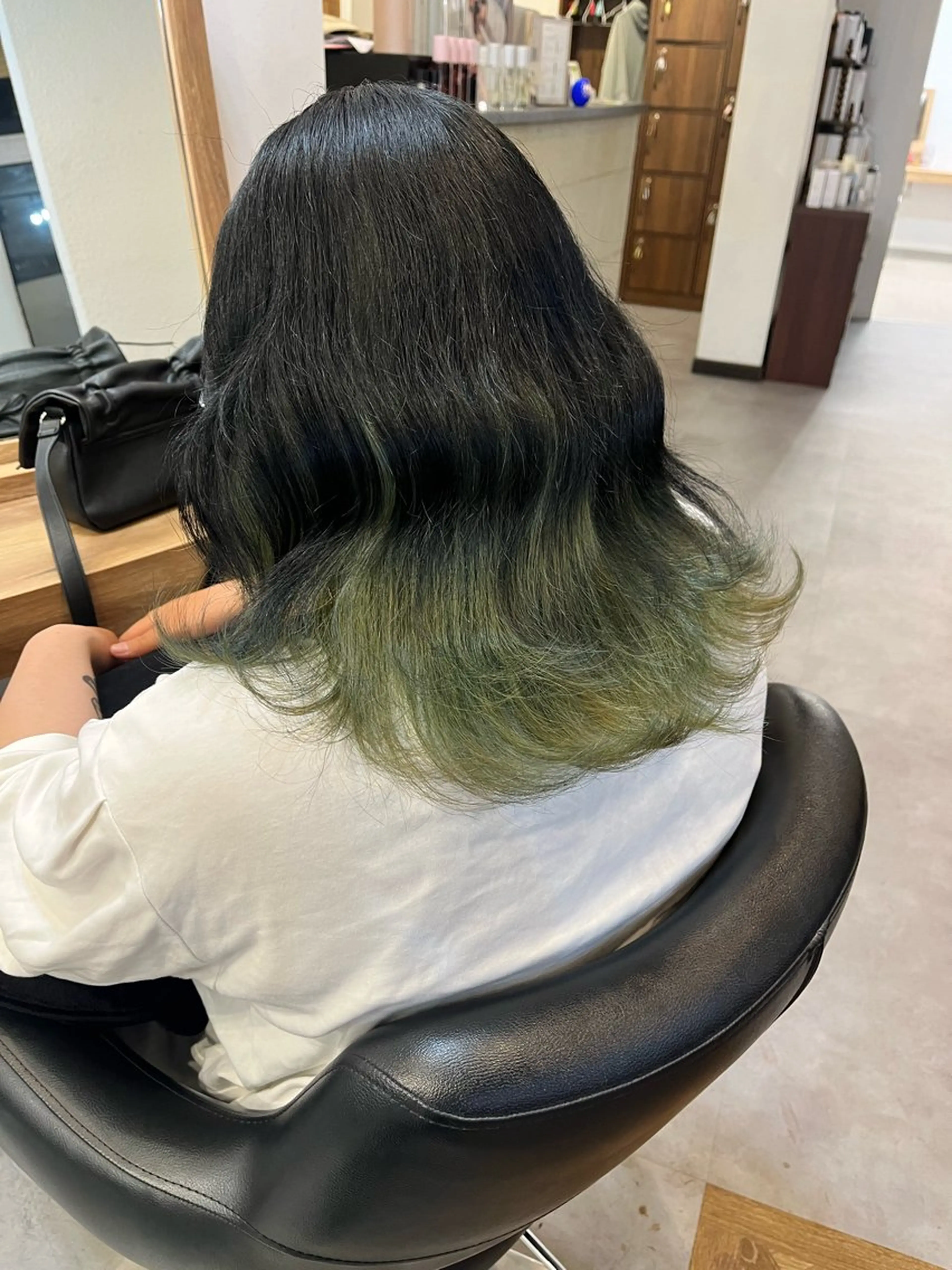 セミロング カラー ブリーチ デザインカラー ヘアカラー トリートメント 黒川 綾音のヘアスタイル