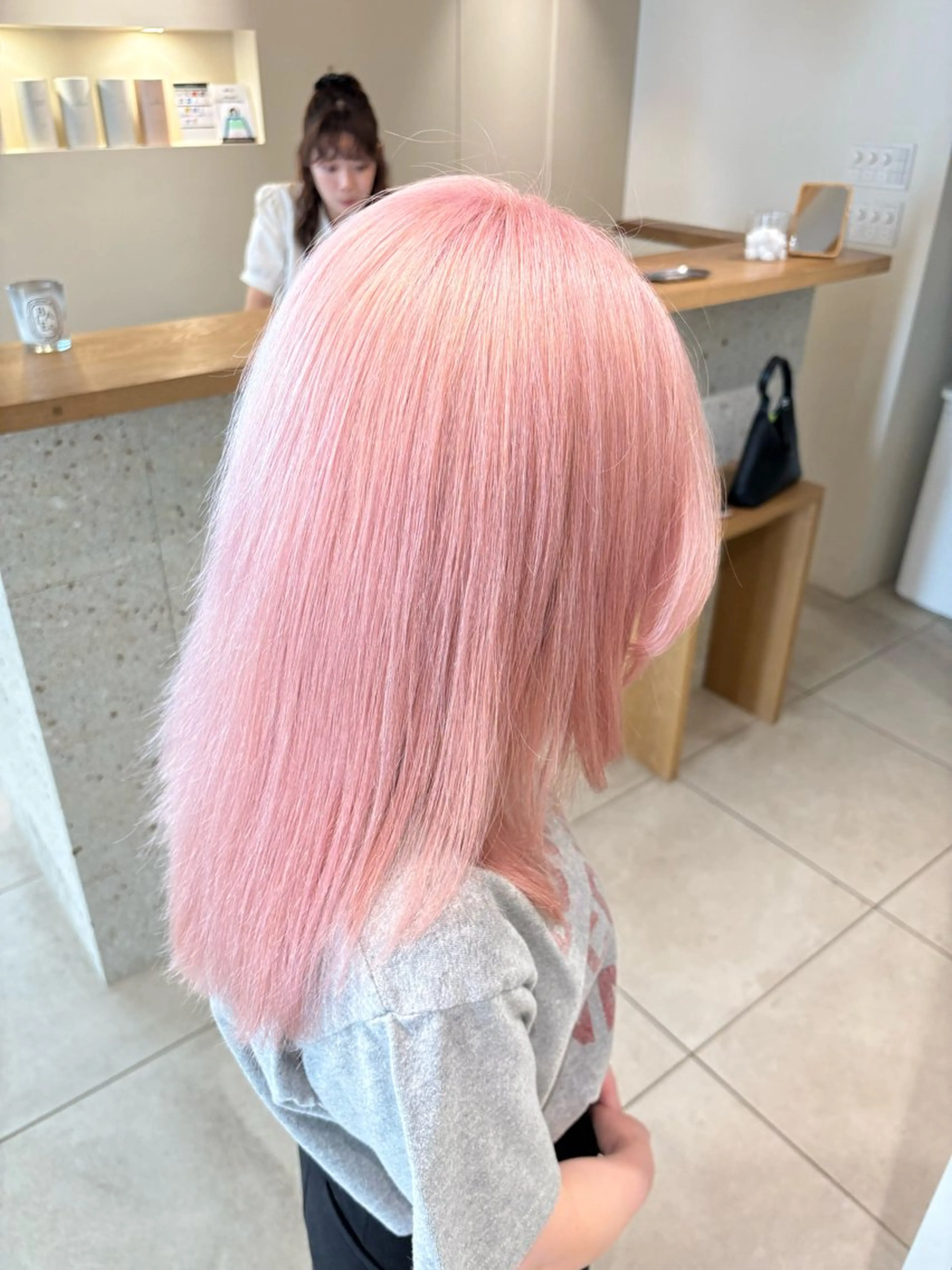 セミロング カラー ハイトーンカラー ピンクカラー 似合わせカットカラー りおなのヘアスタイル