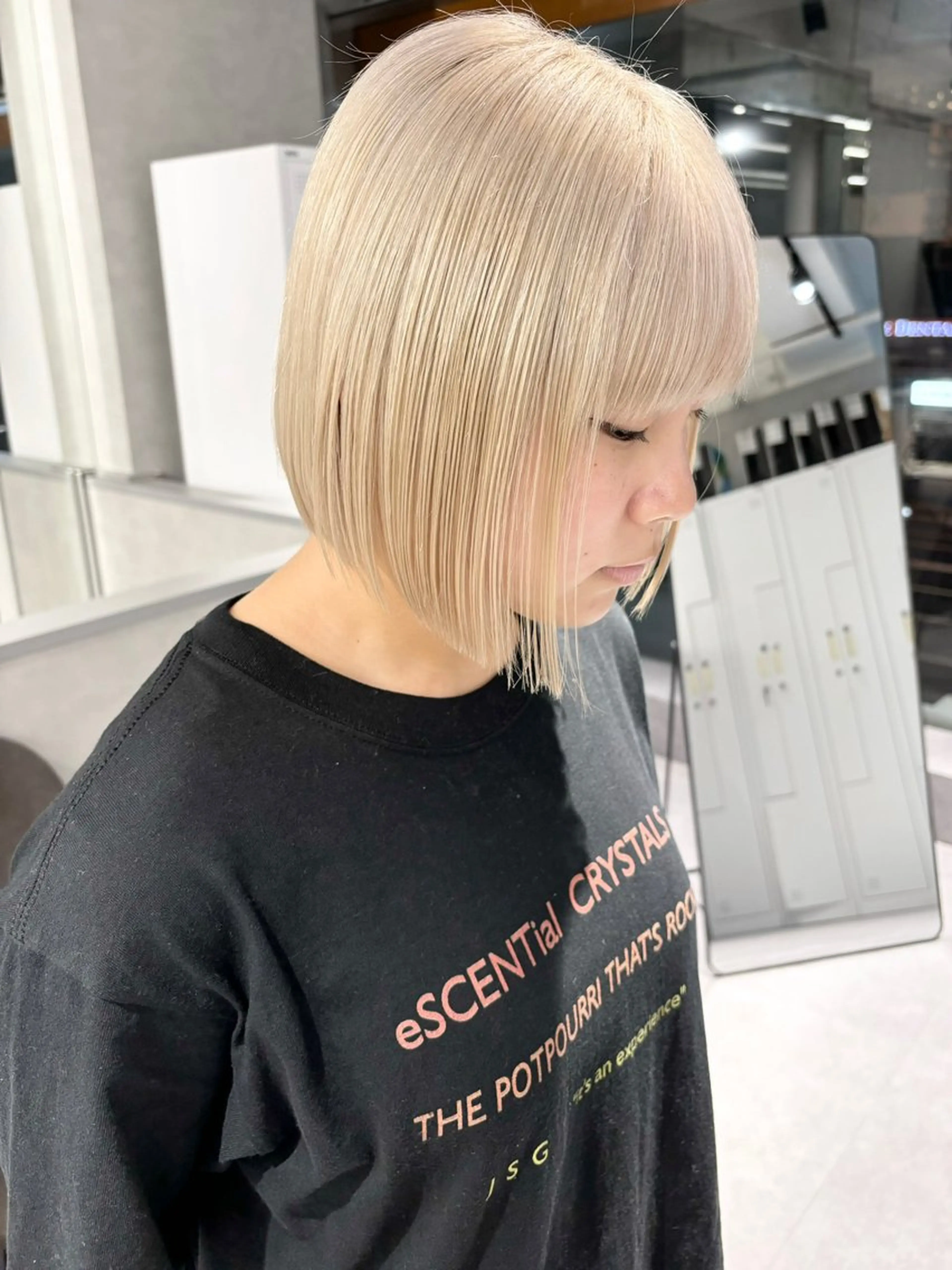 ショート カラー 前下がりボブ ブロンド デザインカラー ダブルカラー ハイトーンカラー デザインカラー 小西勇次のヘアスタイル