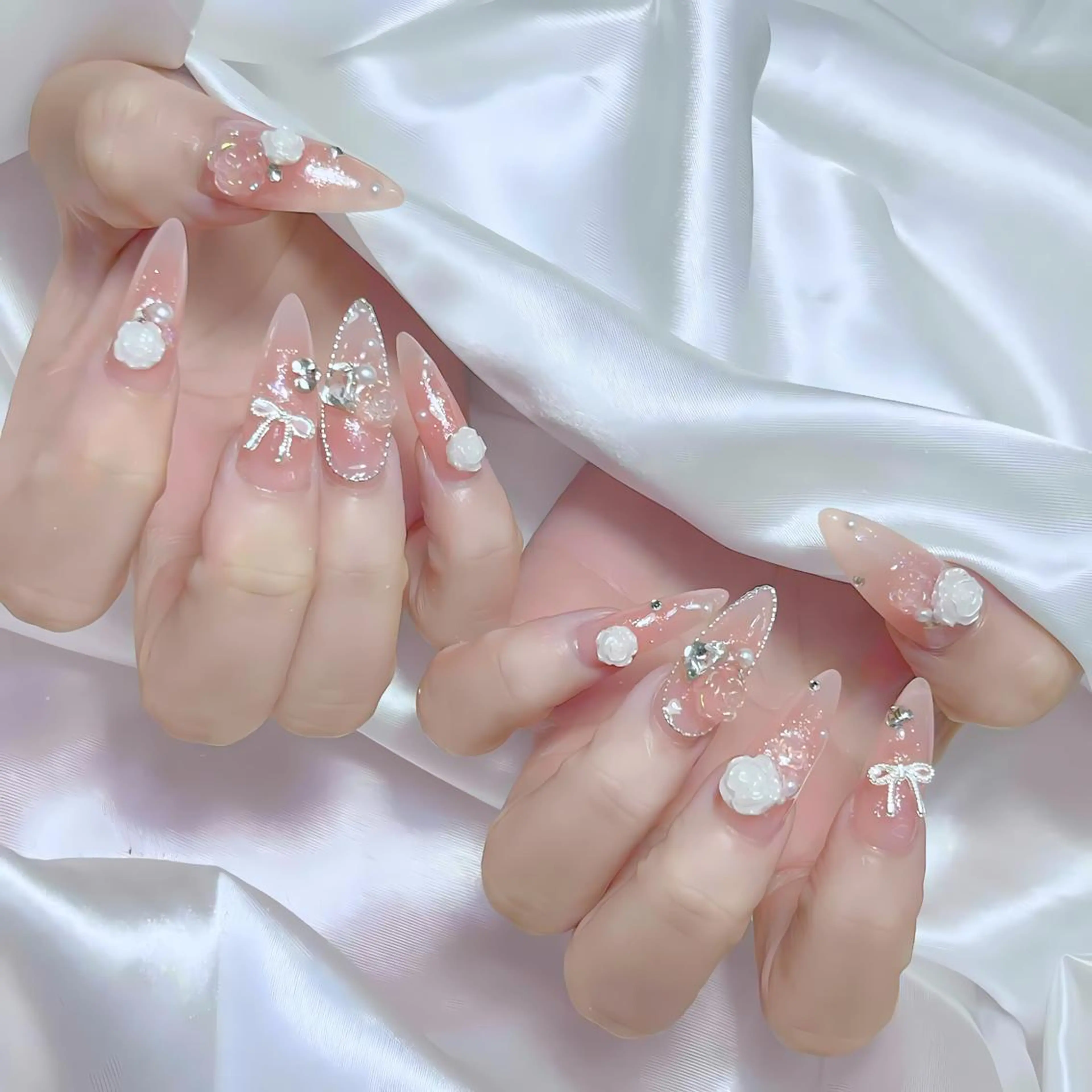 ネイル ゴージャス ピンク ホワイト ハンドネイル ヒユ ビューティーのネイルデザイン