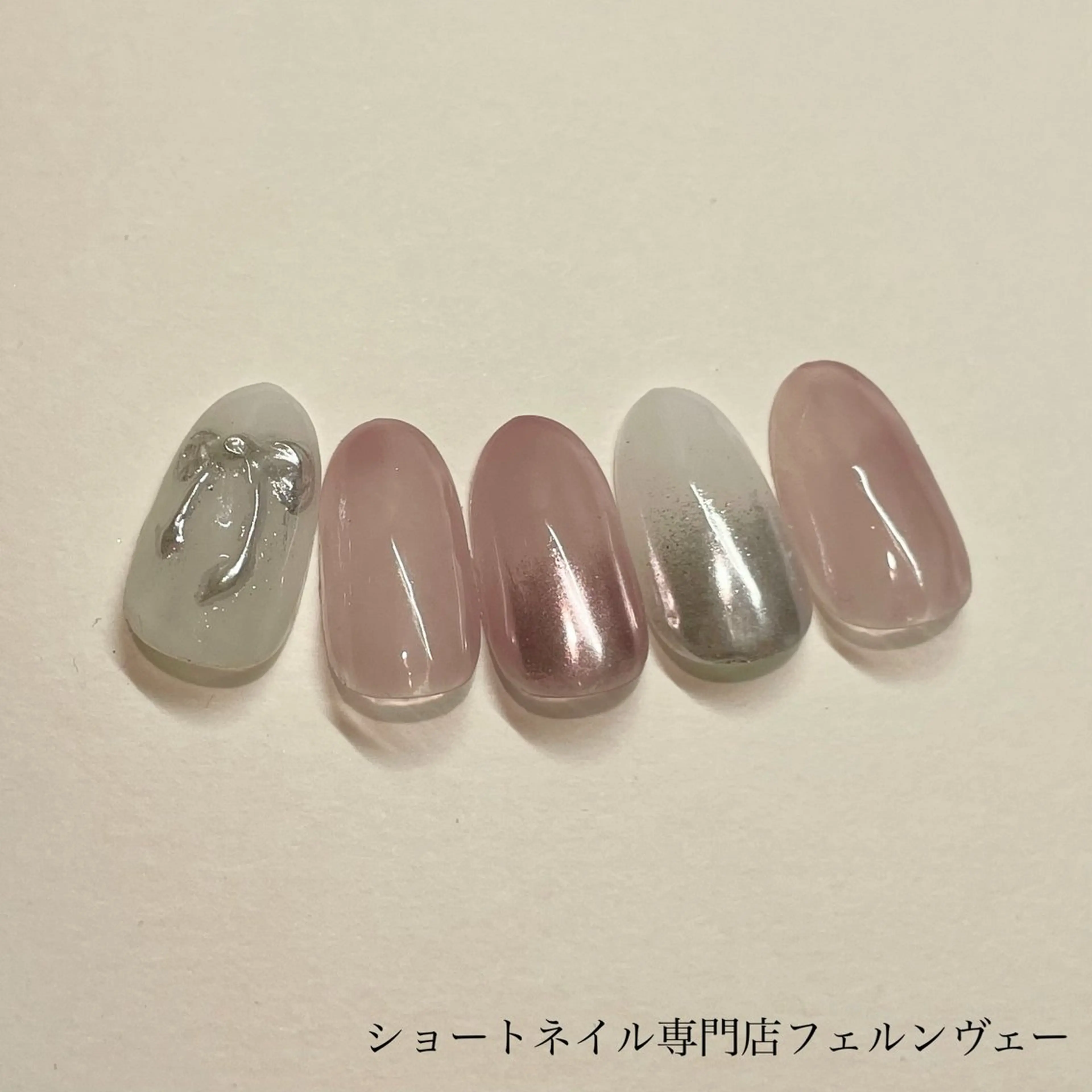 ネイル グラデーション ミラーネイル リボン ハンドネイル ショートネイル専門店フェルンヴェー所属・ショートネイル専門店 フェルンヴェー代々木のネイルデザイン