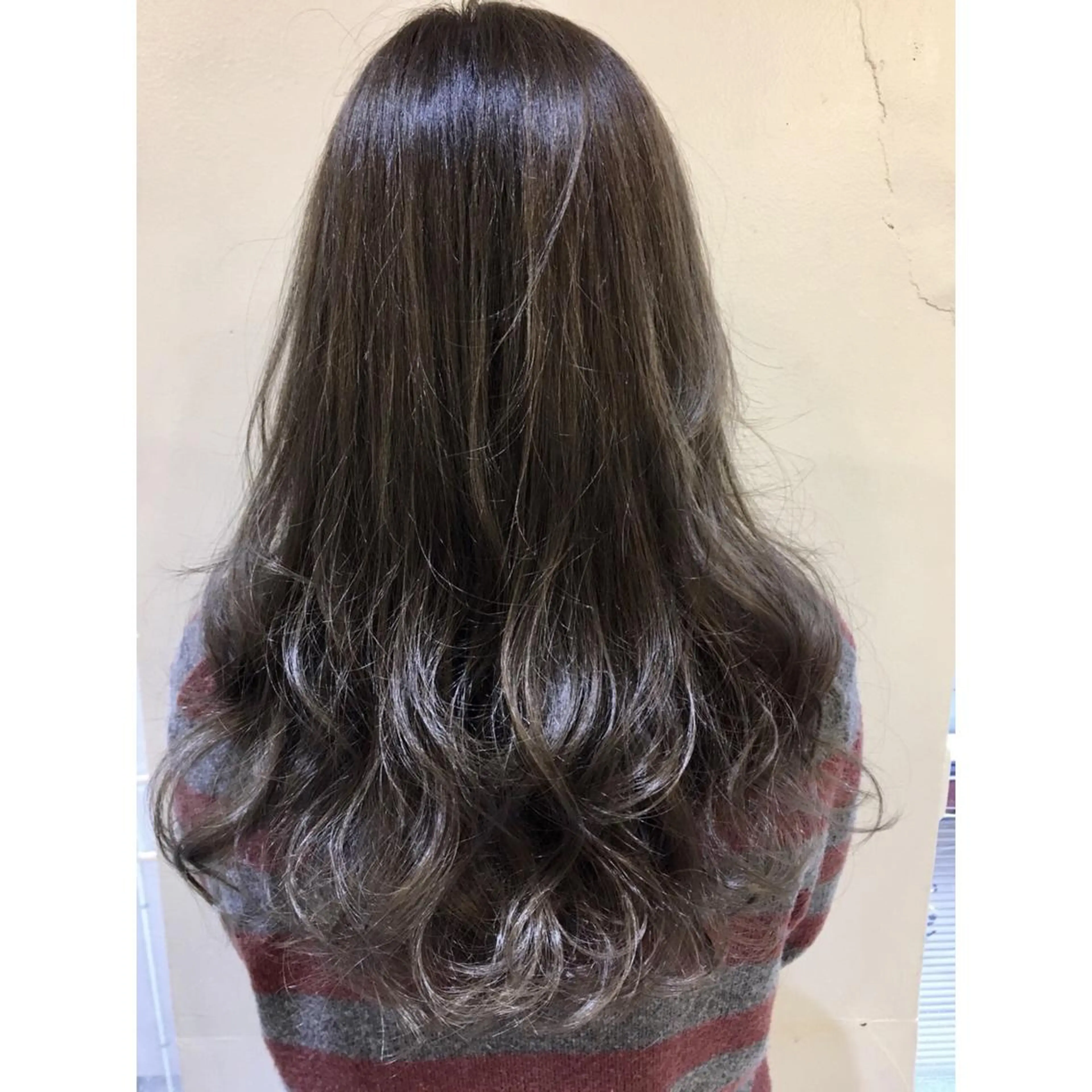 セミロング カラー ブリーチ ダークグレー ダークグレージュ グラデーションカラー グレージュ OFF YUYAのヘアスタイル