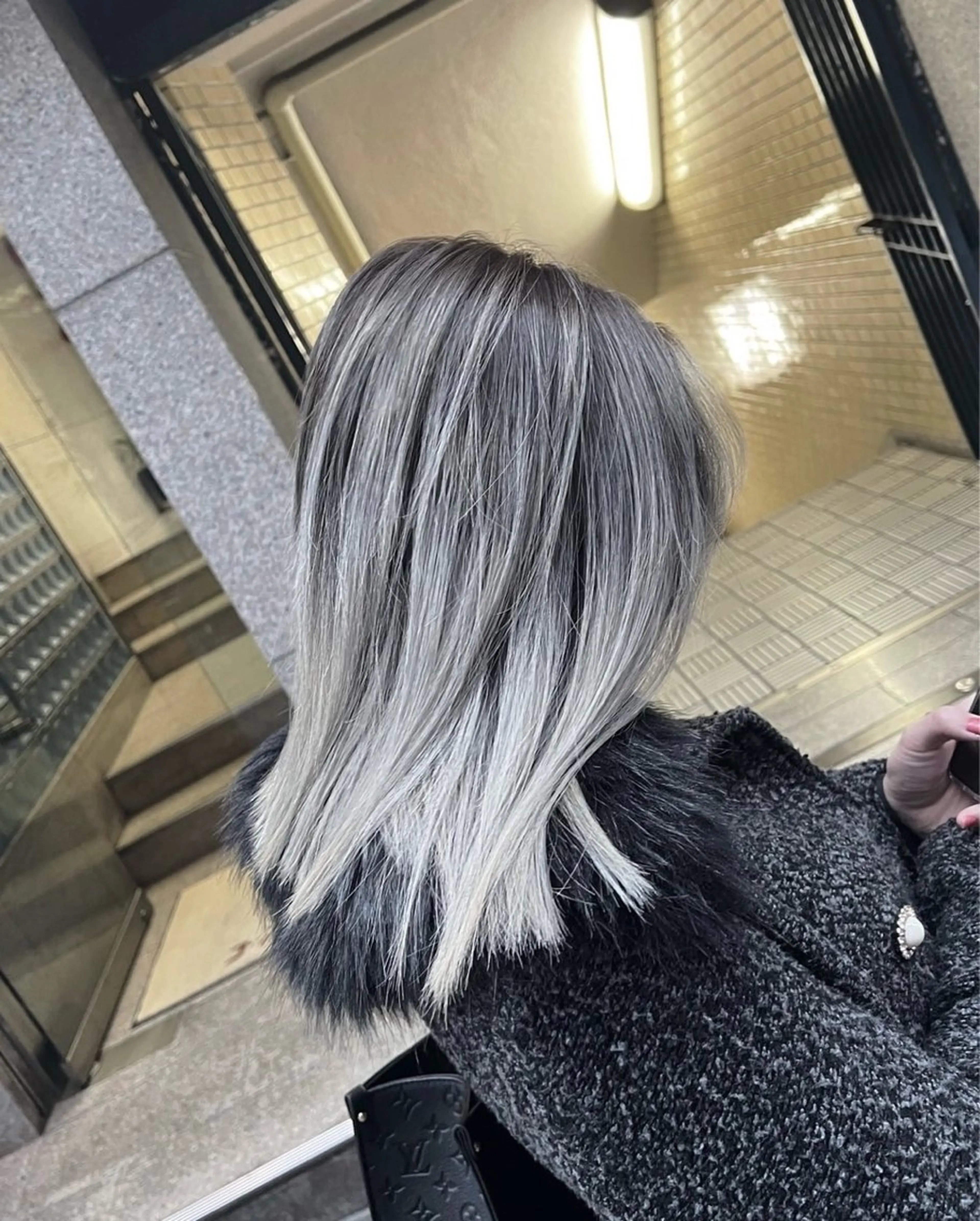 ミディアム カラー バレイヤージュ シルバー ホワイトシルバー レイヤーカット ヘアカラー トリートメント ROBIN所属・指名数No.1 /NAOYAのヘアスタイル