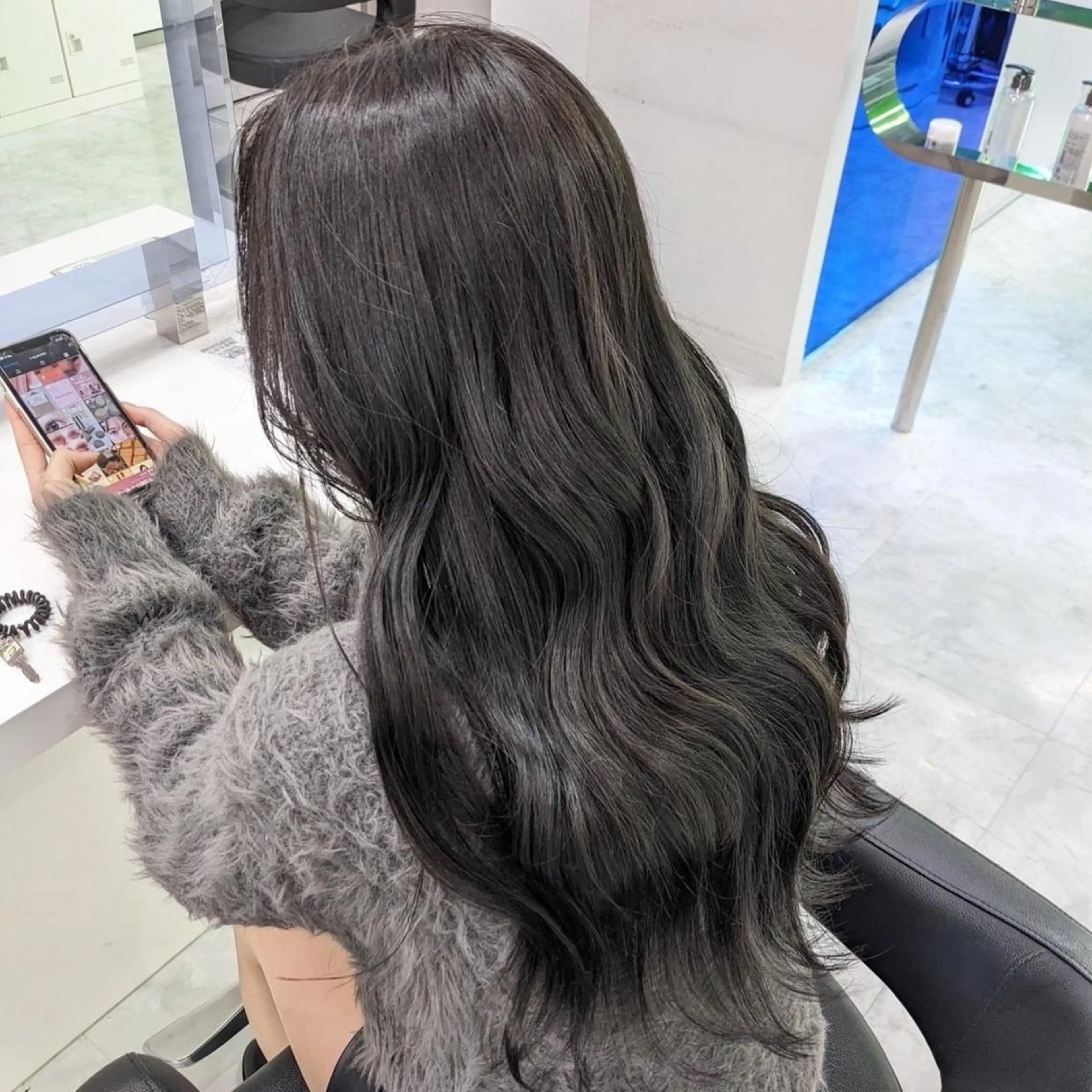 ロング カラー 黒髪 透明感カラー グレーブラック 韓国風ヘア ブリーチなし🌼トレ ンド🌼似合わせのヘアスタイル