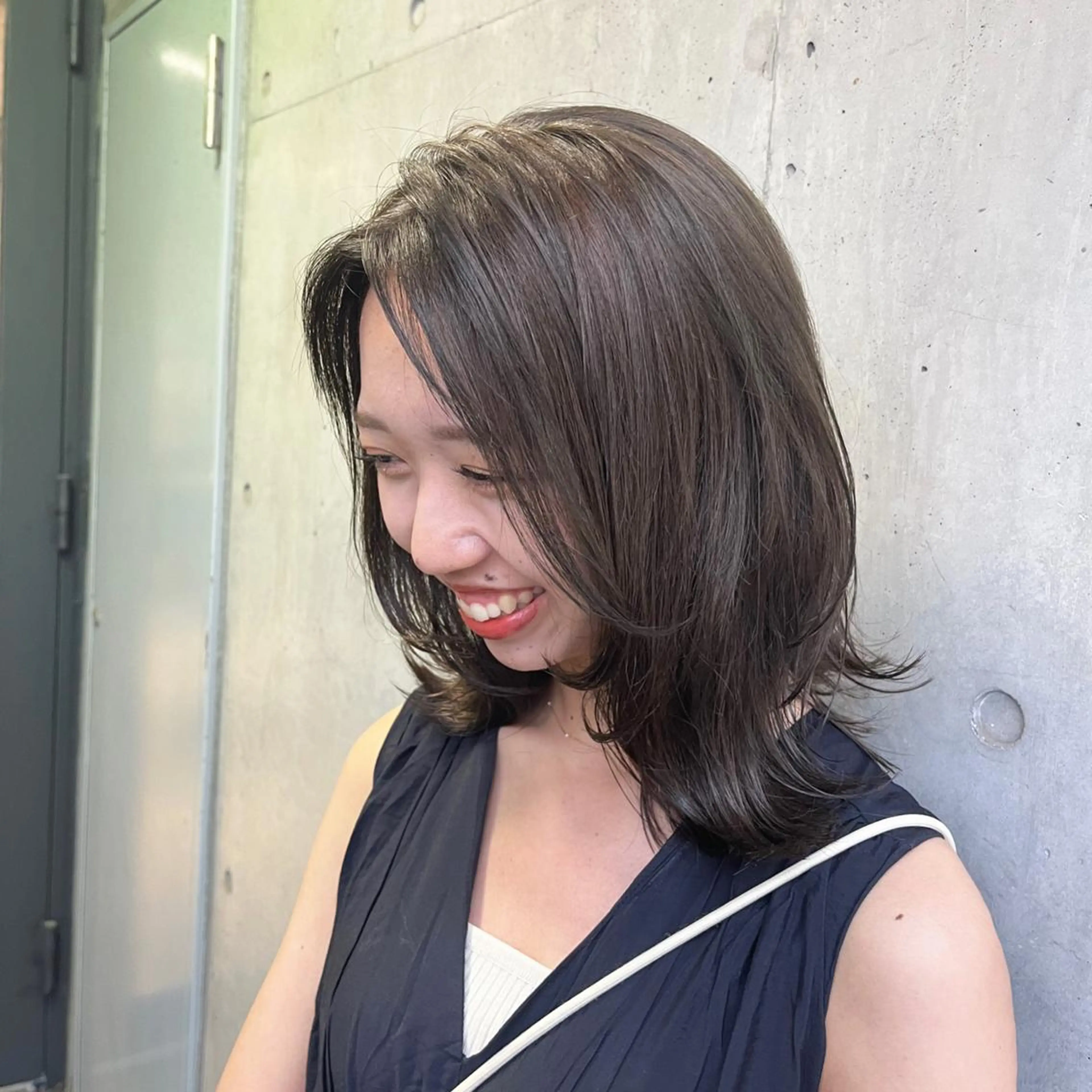 ミディアム カラー アッシュ アッシュブラウン アッシュグレー アッシュグレージュ ブラウンカラー ヘアカラー トリートメント ヘッドスパ ヘアセット カジュアルを女っぽく 𝗮𝘆𝗮𝗰𝗼のヘアスタイル