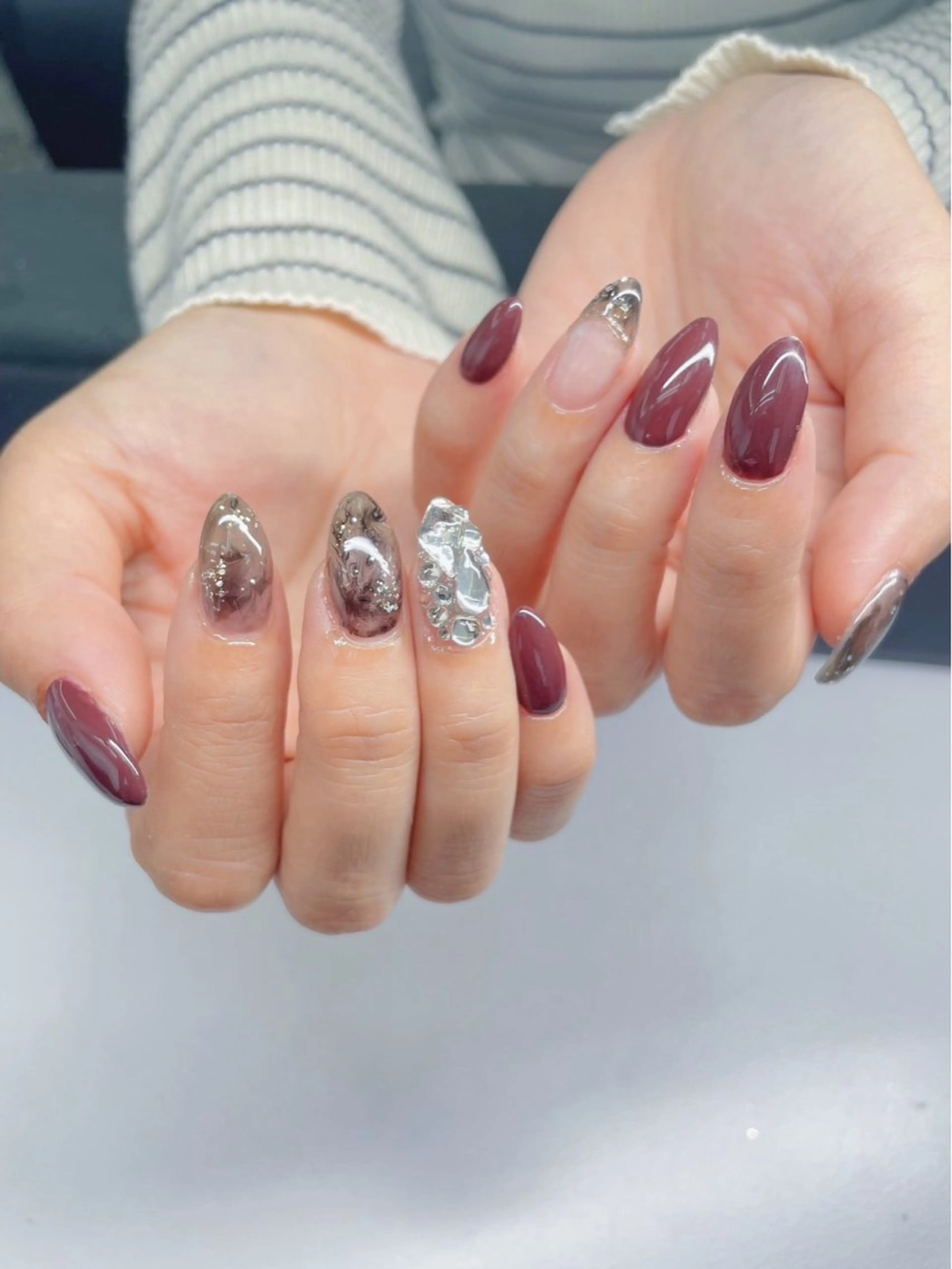 ネイル アートネイル ボルドー 大理石ネイル(マーブル) シルバー ハンドネイル Queen Stella所属・Quee Stllaのネイルデザイン