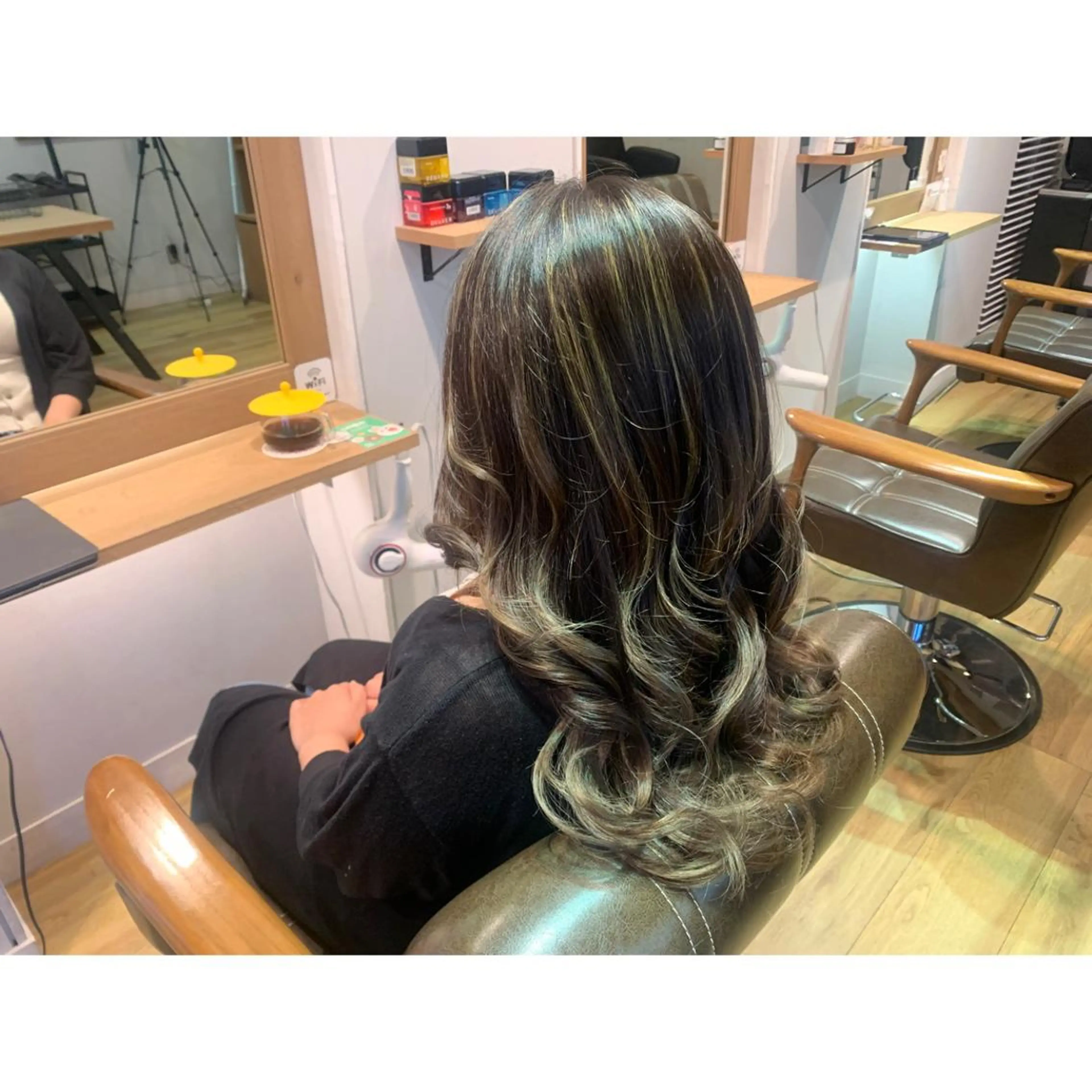 ロング カラー グレージュ ハイライトカラー ハイライト ヘアカラー トリートメント ツキダテ ユイのヘアスタイル