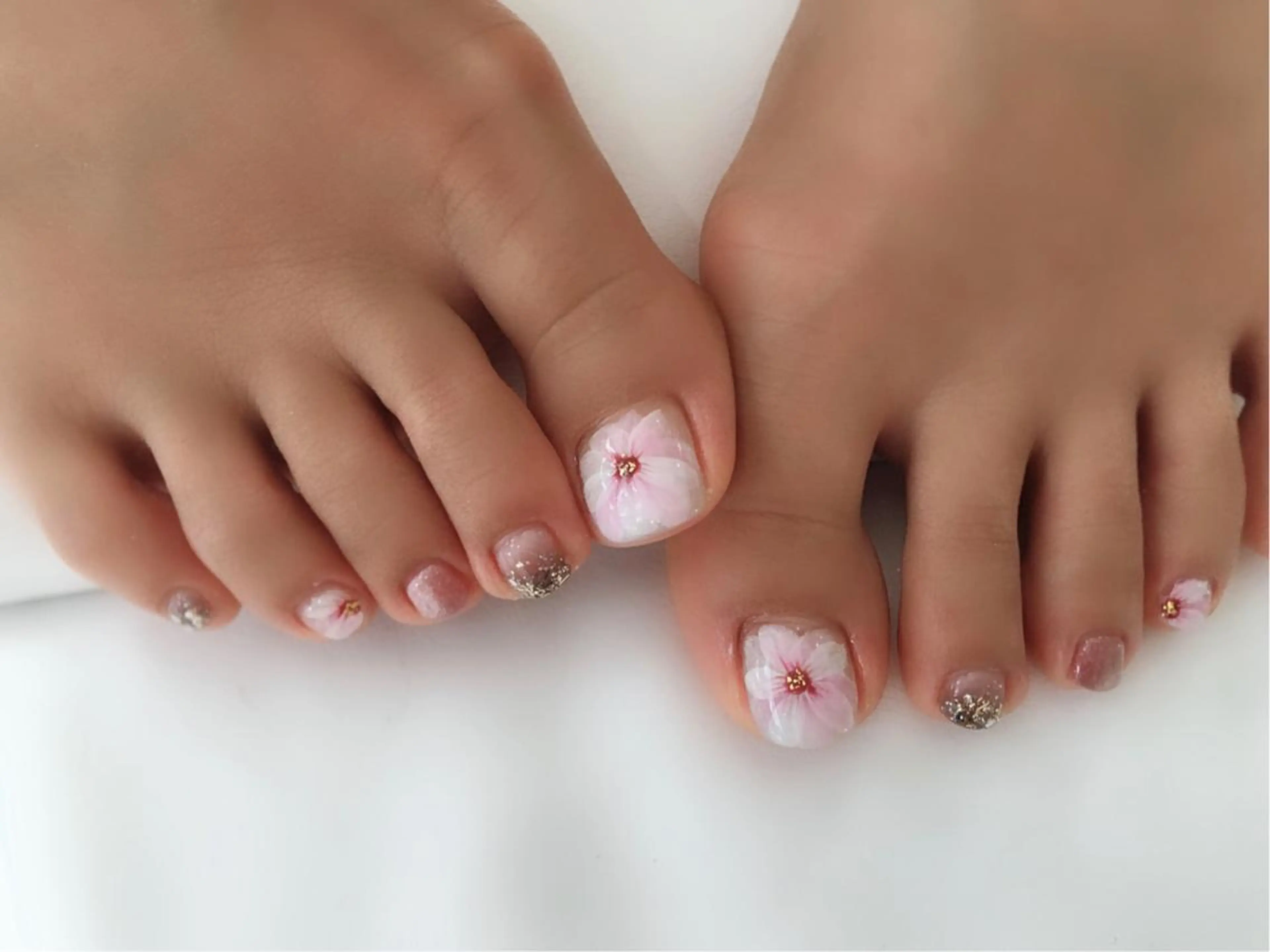 ネイル フットネイル ホログラムネイル ラメ(グリッター) 春ネイル 🌸Nail&Eye KAKU🌸のマツエク・マツパデザイン
