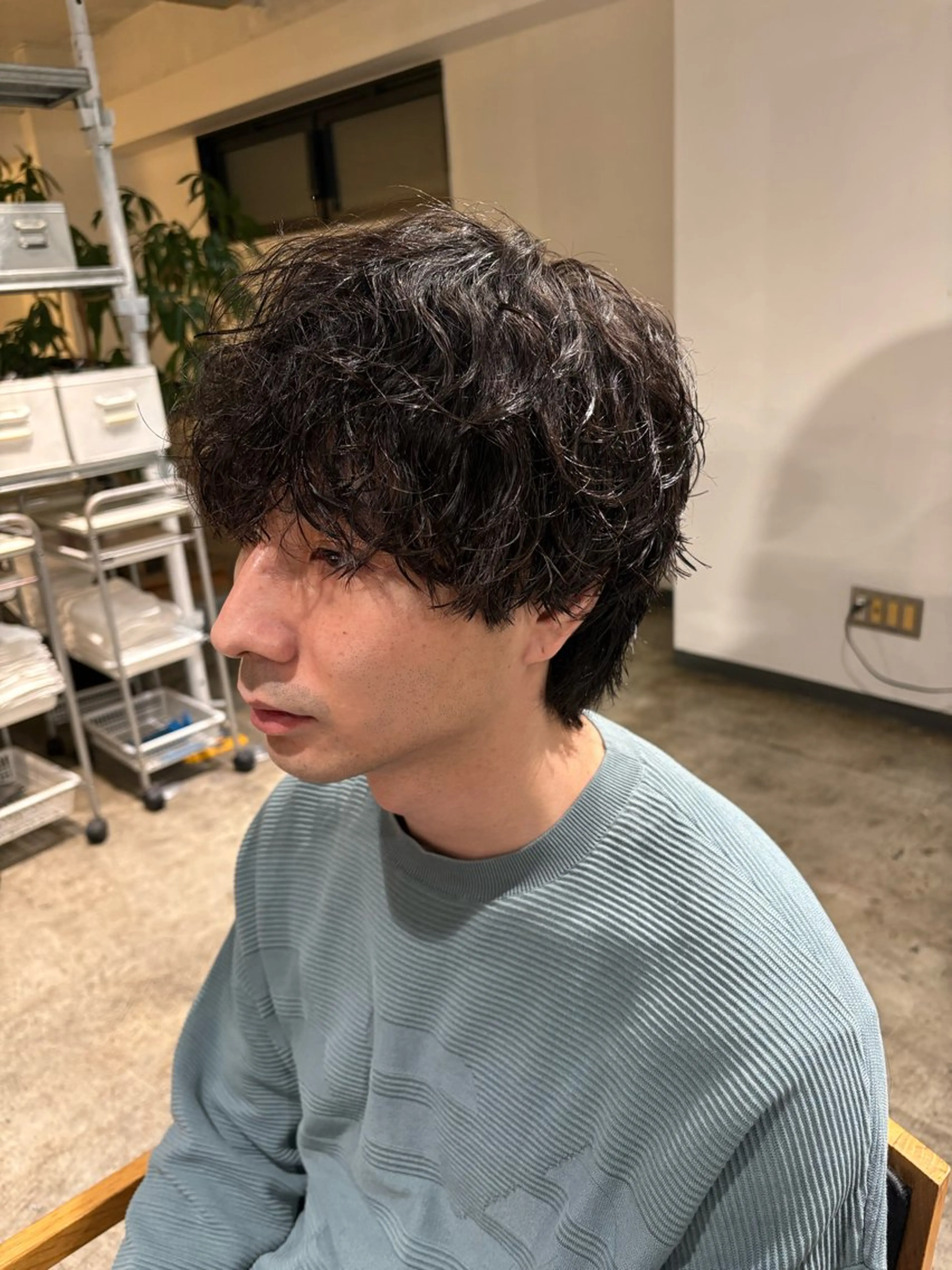 ショート パーマ メンズ センターパート ダウンパーマ フェザーパーマ カルマパーマ メンズ韓国風 カット 名駅/フェザーパーマ 韓国ヘア/森岡のヘアスタイル