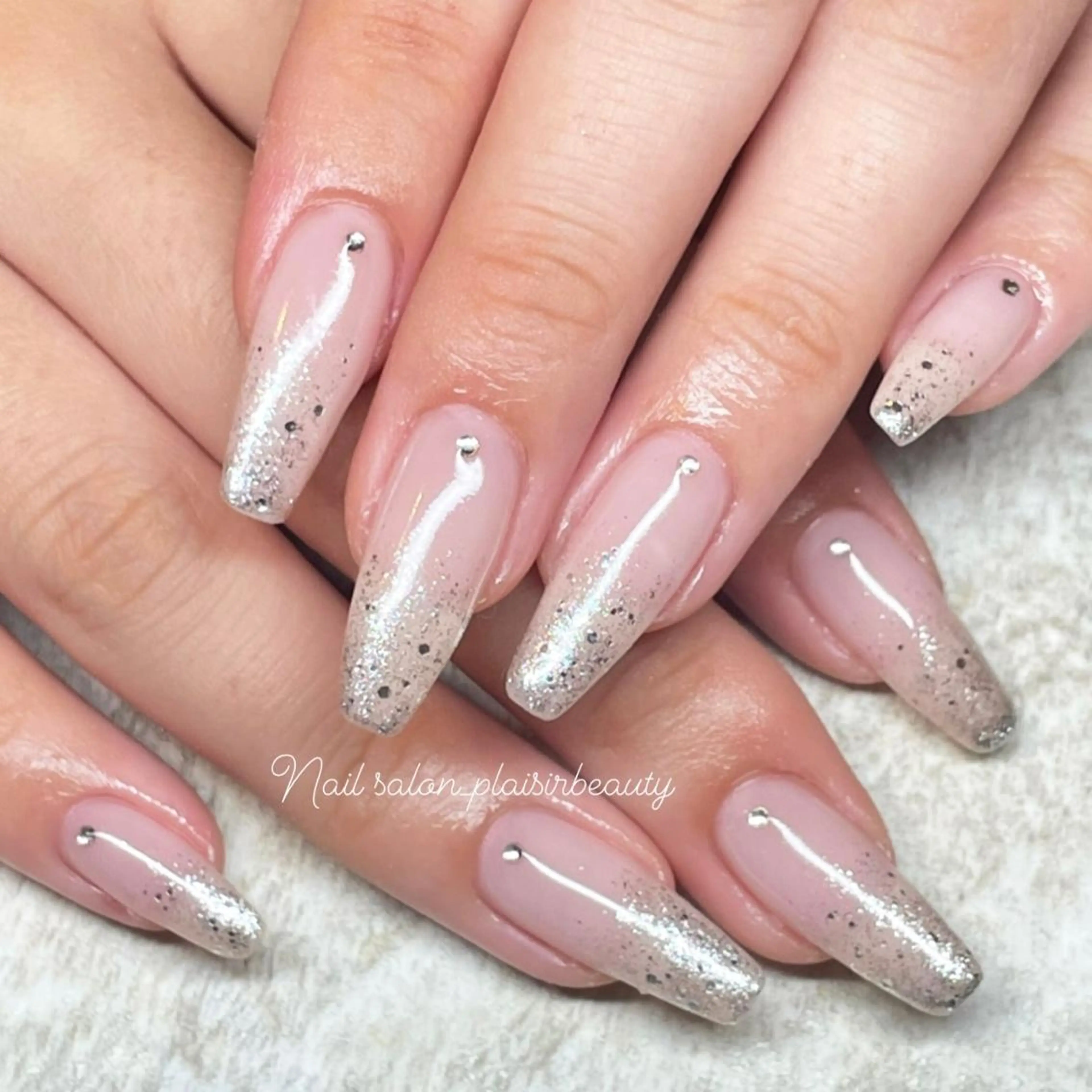 ネイル グラデーション ラメ(グリッター) ラメグラデーション オフィスネイル 春ネイル ハンドネイル Plaisir beautyのネイルデザイン