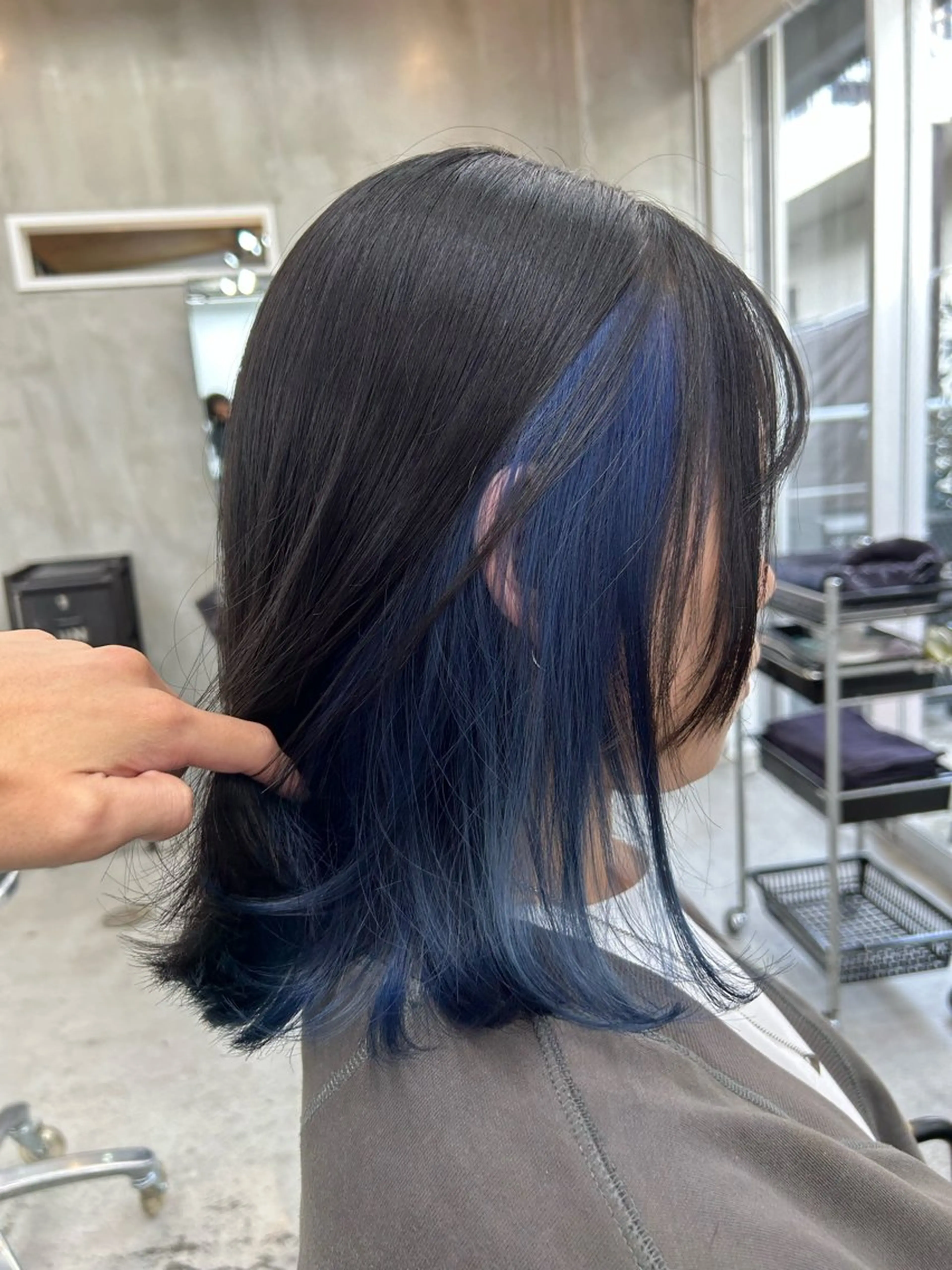 ミディアム カラー ブルーカラー インナーカラー ネイビーカラー トリートメント ヘアカラー トリートメント ヘアセット RYOSUKE ハイトーンのヘアスタイル