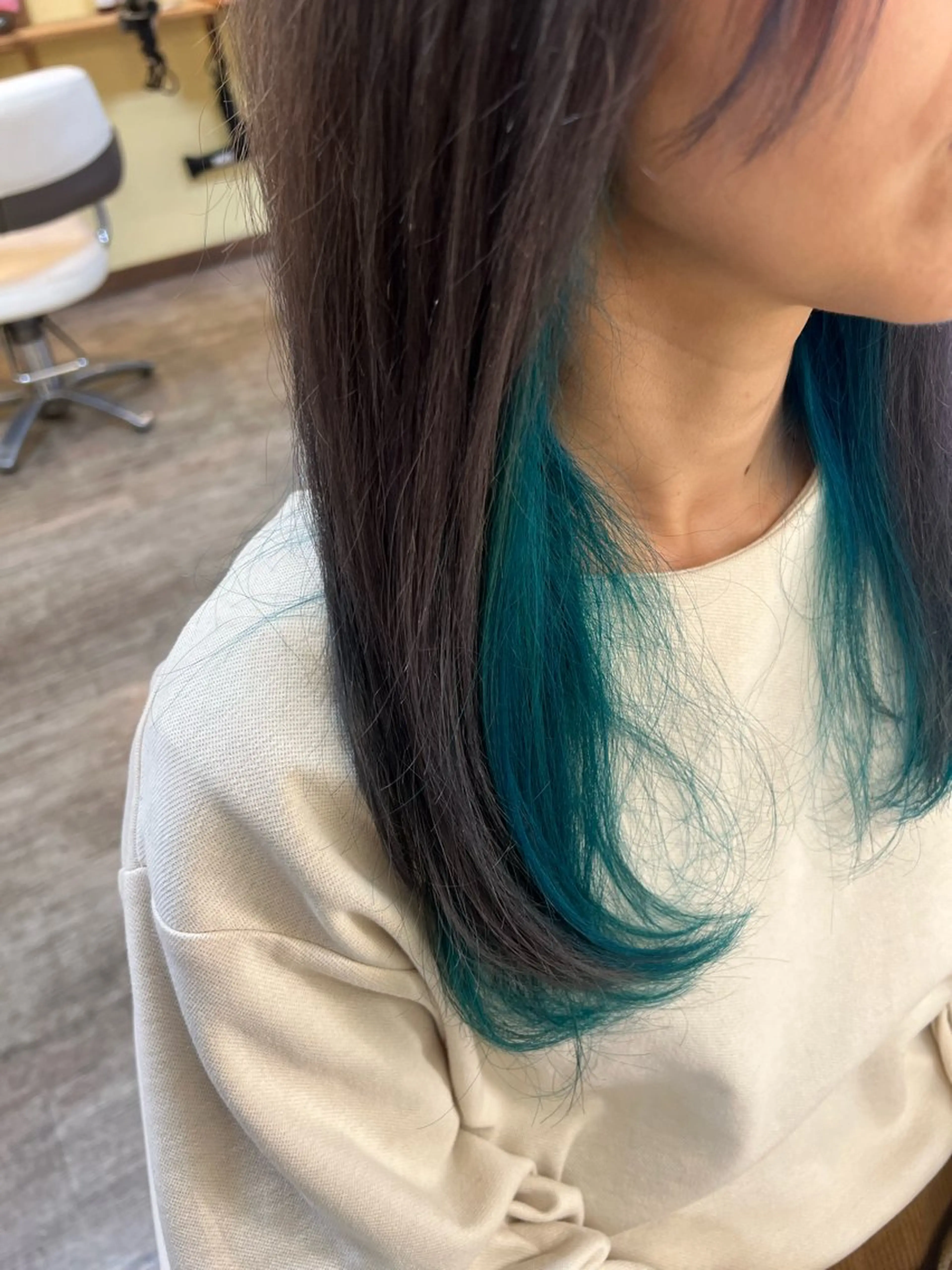 カラー インナーカラー 鶴島 凜のヘアスタイル