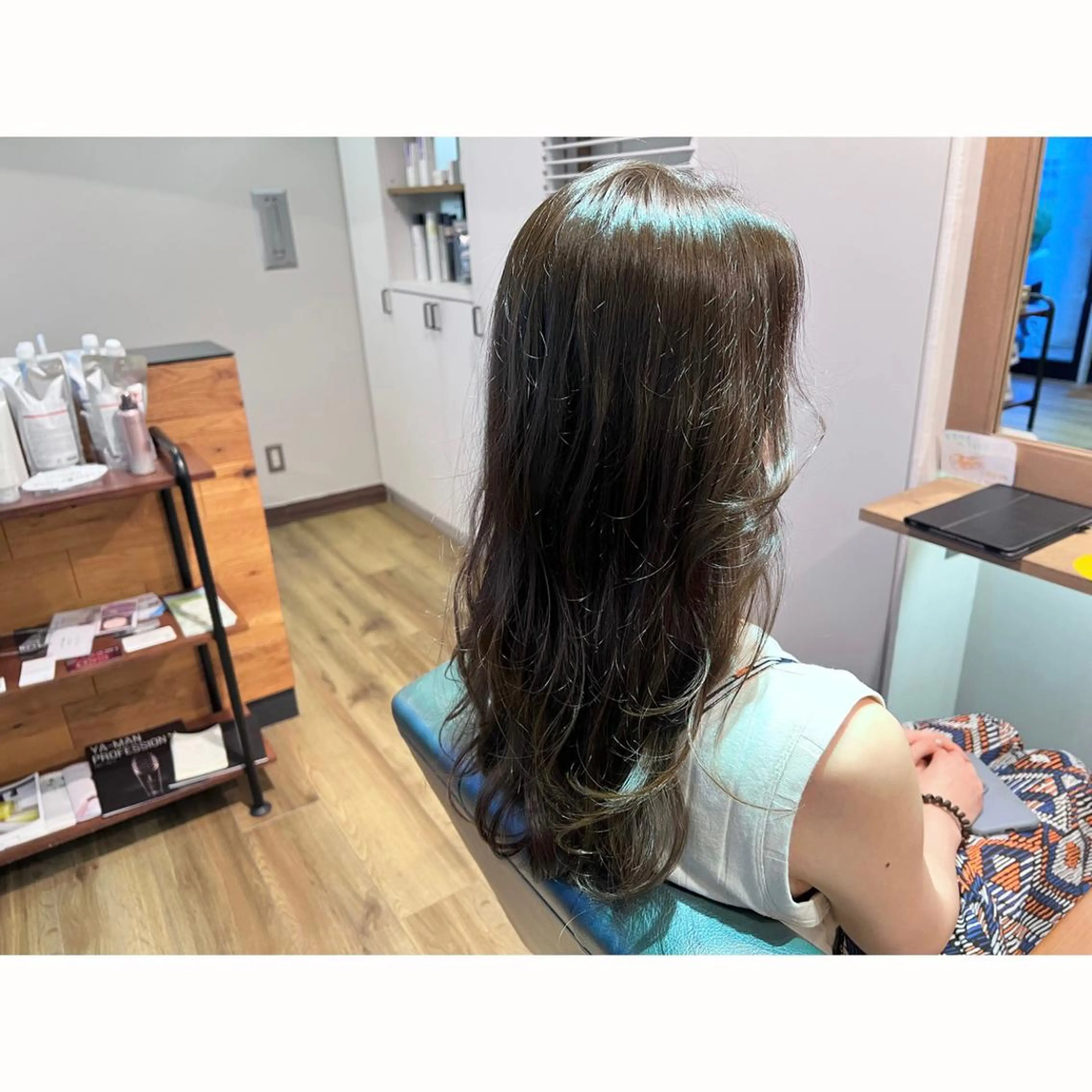 ロング カラー グレージュ オリーブグレージュ オリーブグレー ヘアカラー トリートメント ツキダテ ユイのヘアスタイル