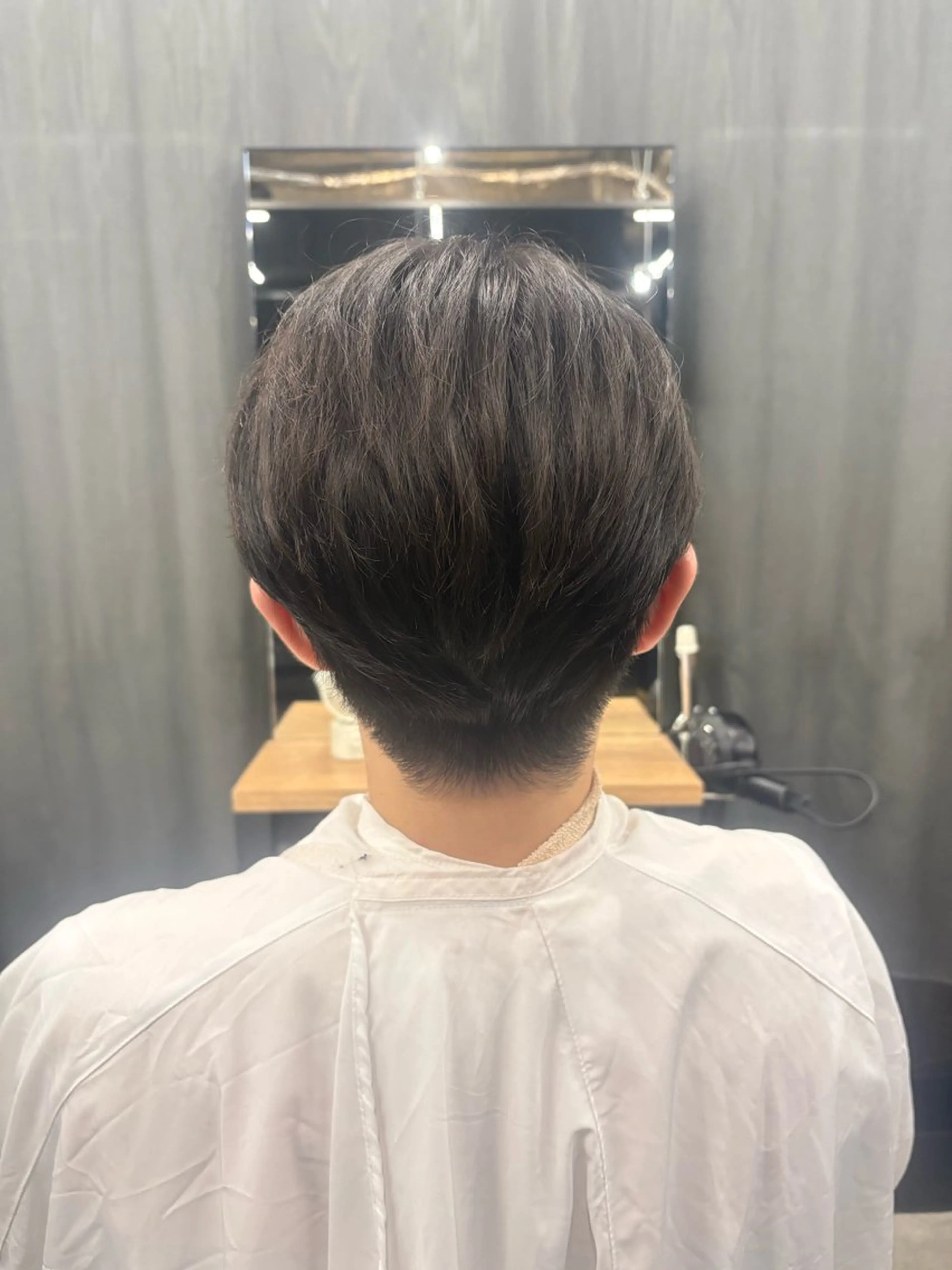 メンズ センターパート 刈り上げ 女性らしいモテヘア 韓国ヘアhikariのヘアスタイル