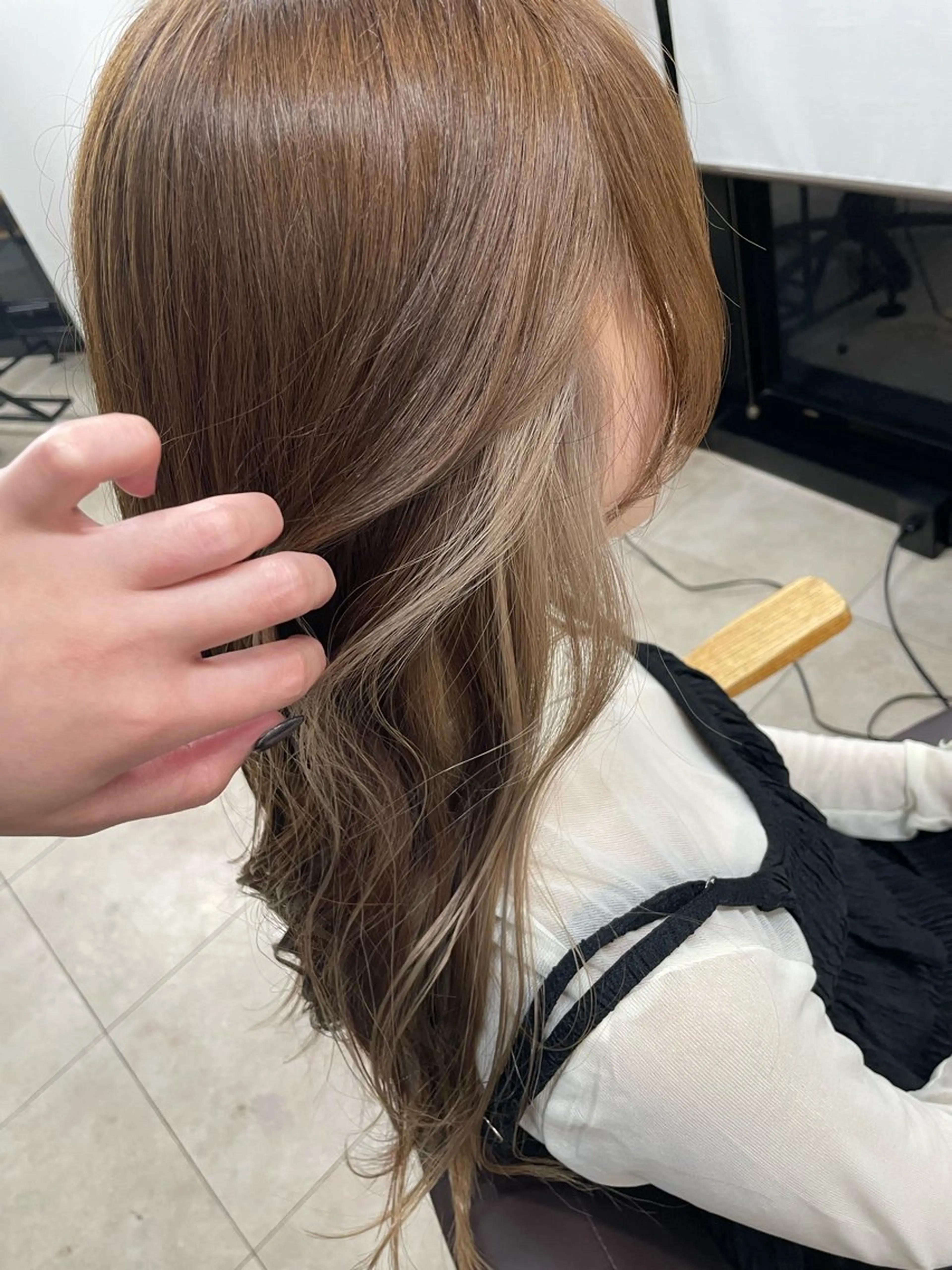 ロング カラー ブリーチ イヤリングカラー _WHITE 佐伯 碧のヘアスタイル