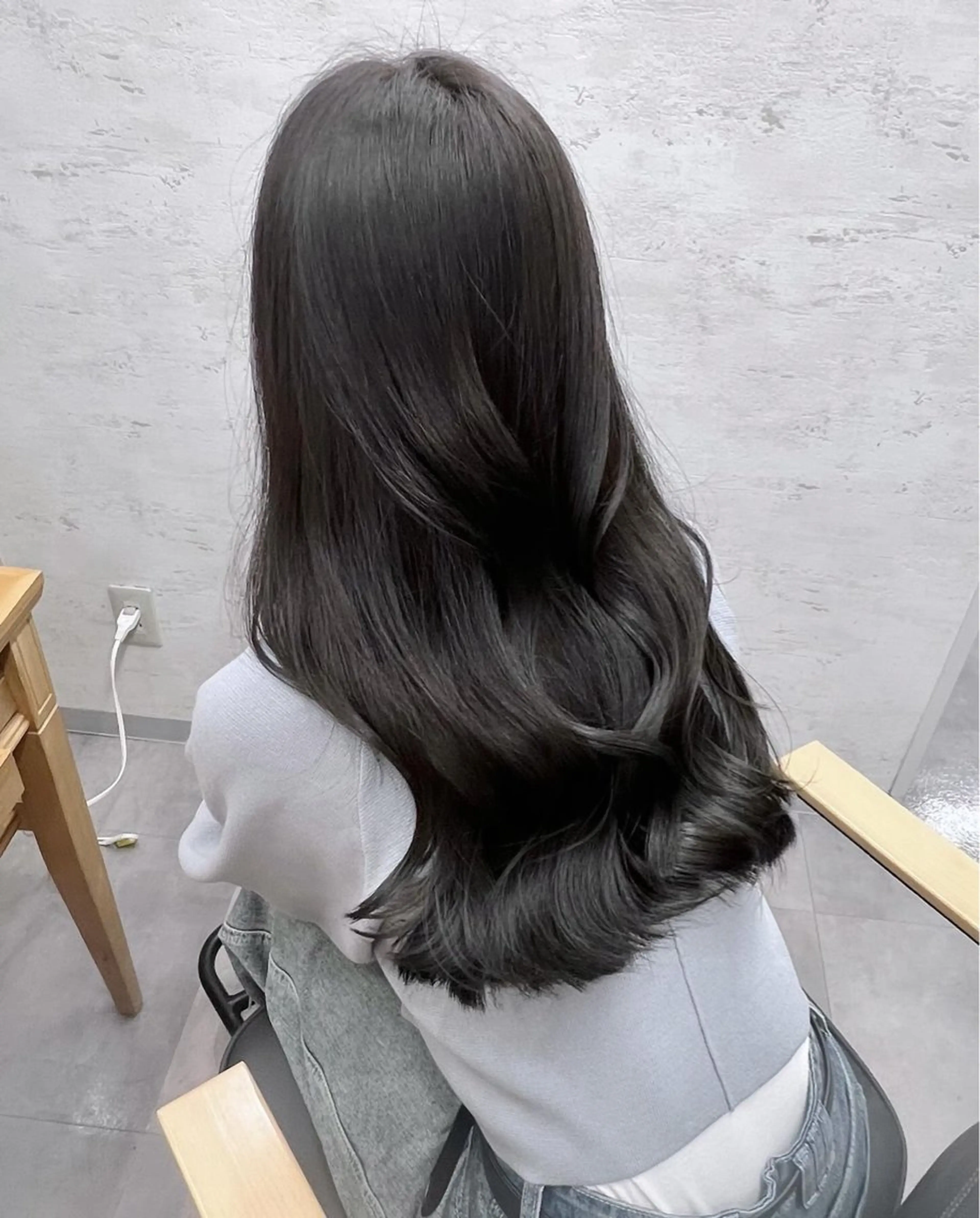 ロング カラー グレージュ 川﨑 未稀のヘアスタイル