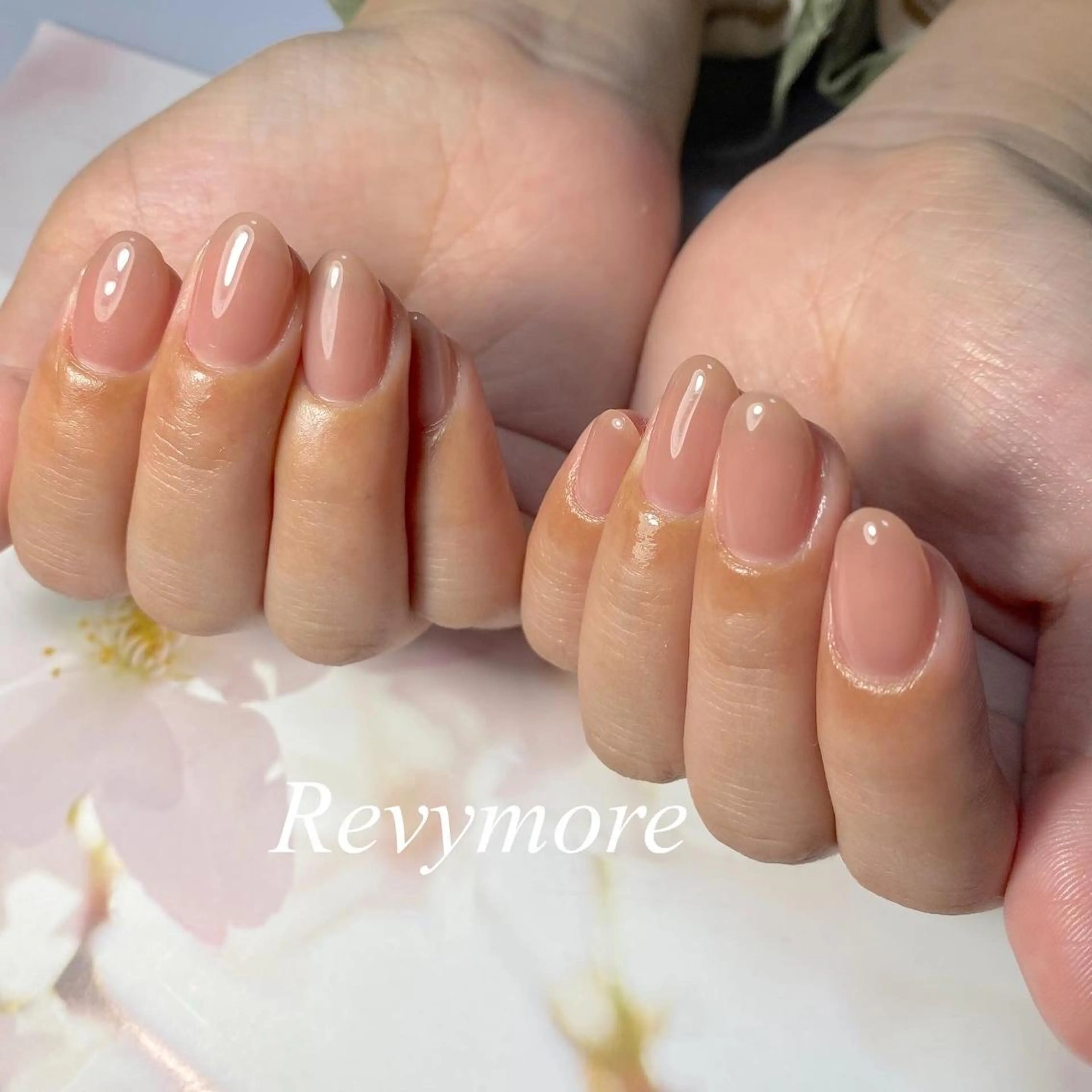 ショート ネイル ジェルネイル ニュアンスネイル オフィスネイル ワンカラーネイル ピンク nail salon Revymoreのネイルデザイン