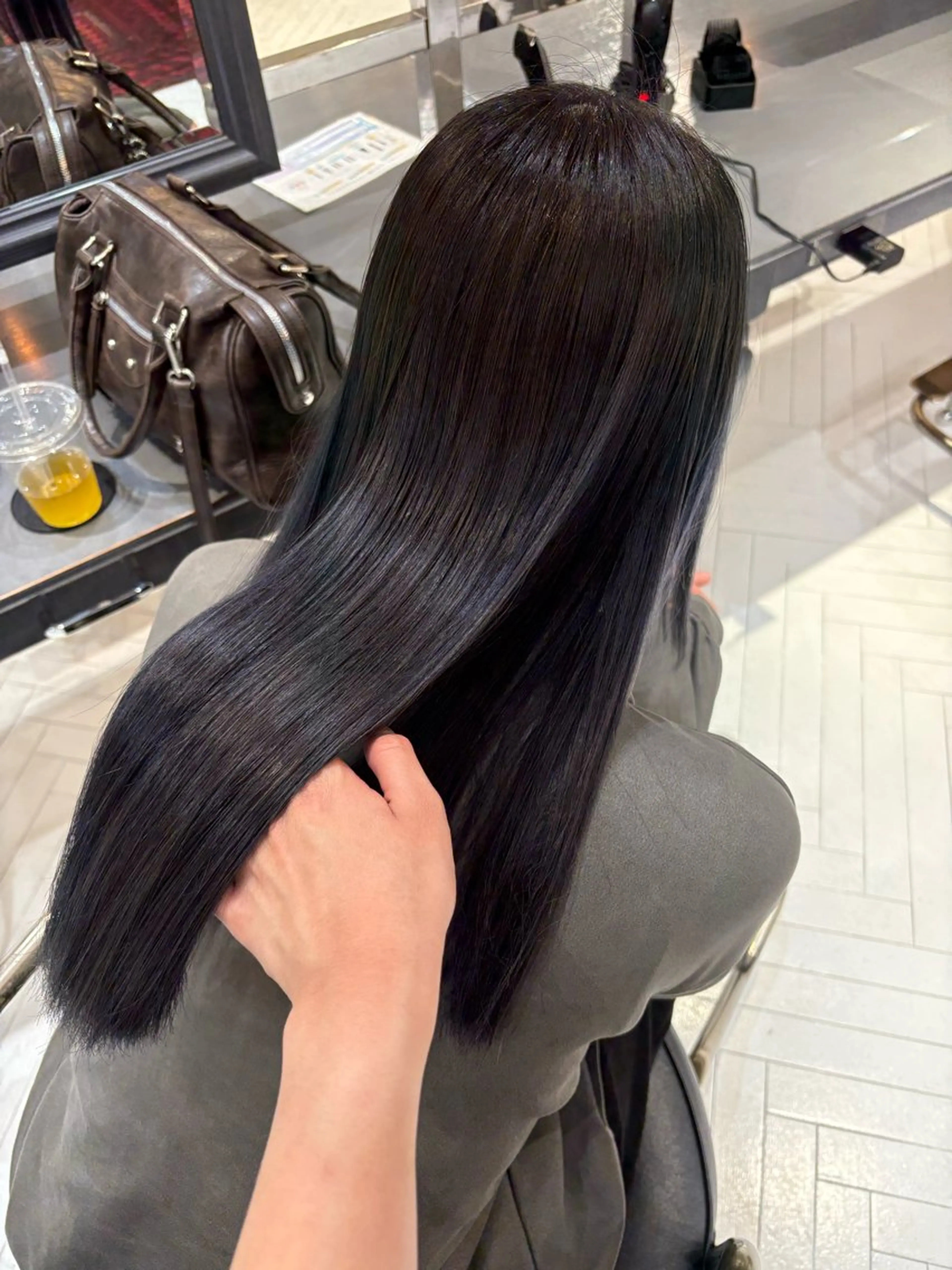 ロング カラー アッシュ 黒髪 ブリーチ 透明感カラー ネイビーカラー ヘアカラー トリートメント 💛しおん💛 モデル募集のヘアスタイル
