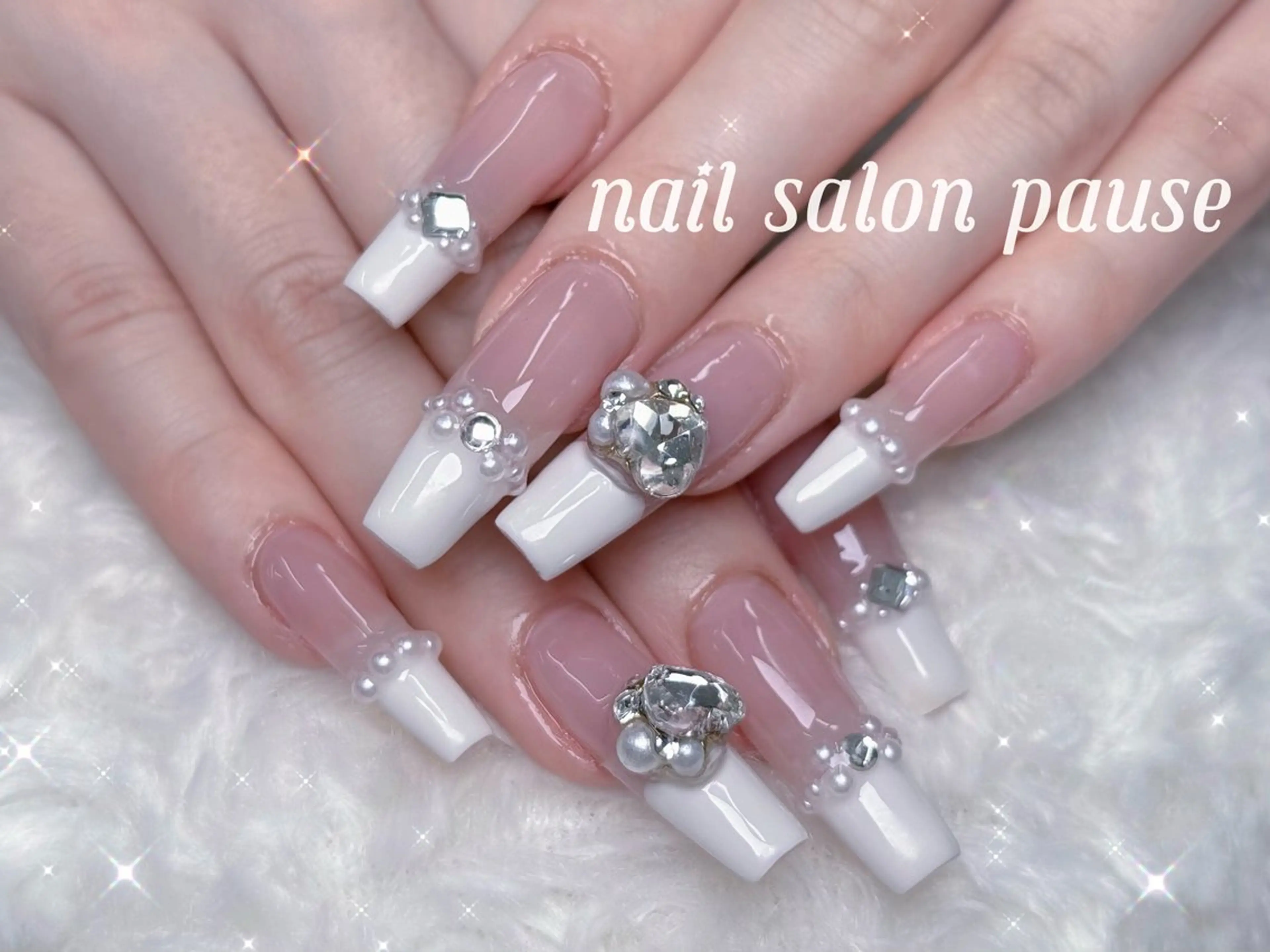 ネイル 長さ出し フレンチネイル ストーンネイル ネイルチップ ホワイト ハンドネイル ハンドケア nail salon pause✨のネイルデザイン