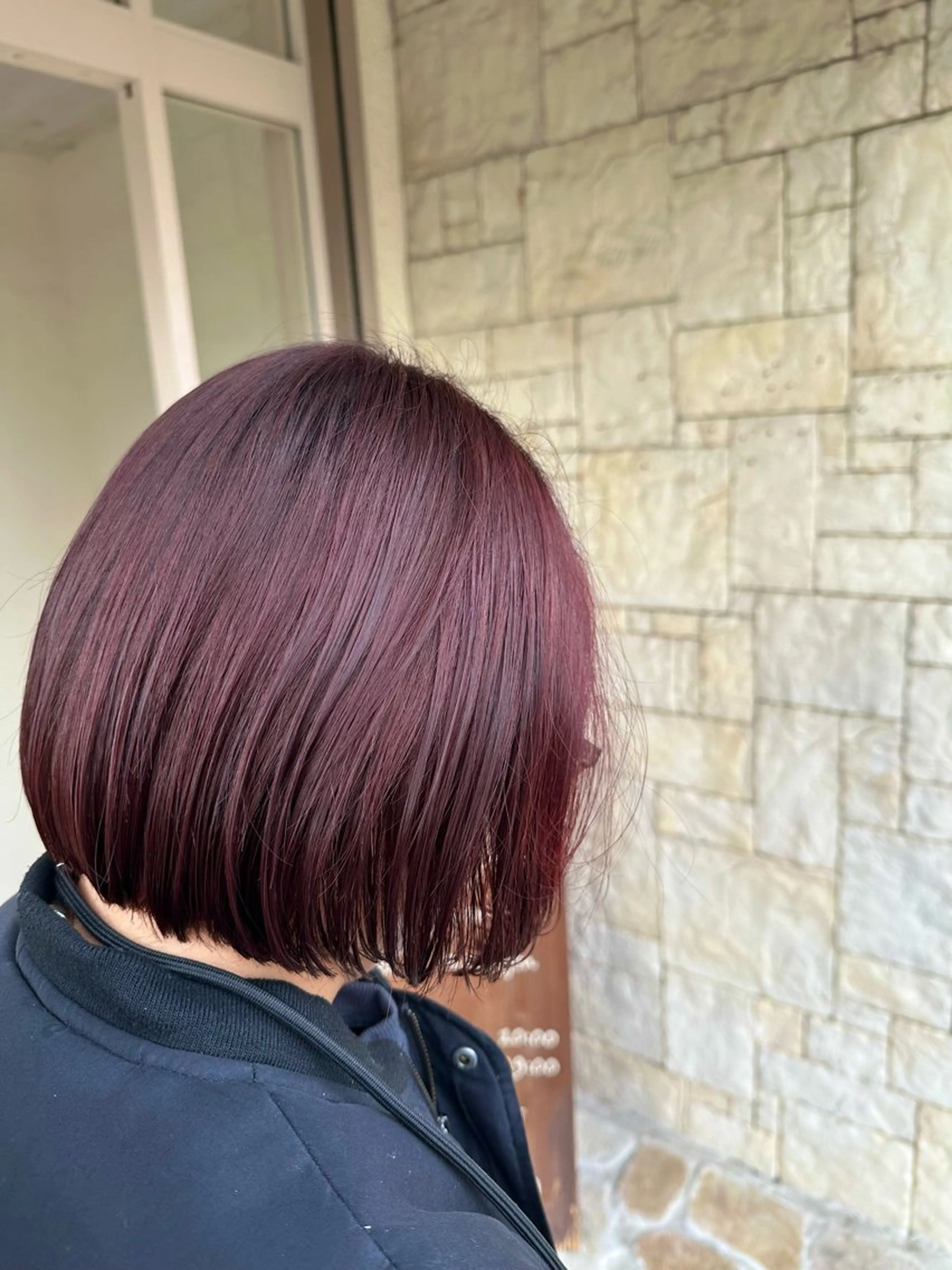 ショート カラー ボルドーカラー ボブ 井上 歩美のヘアスタイル