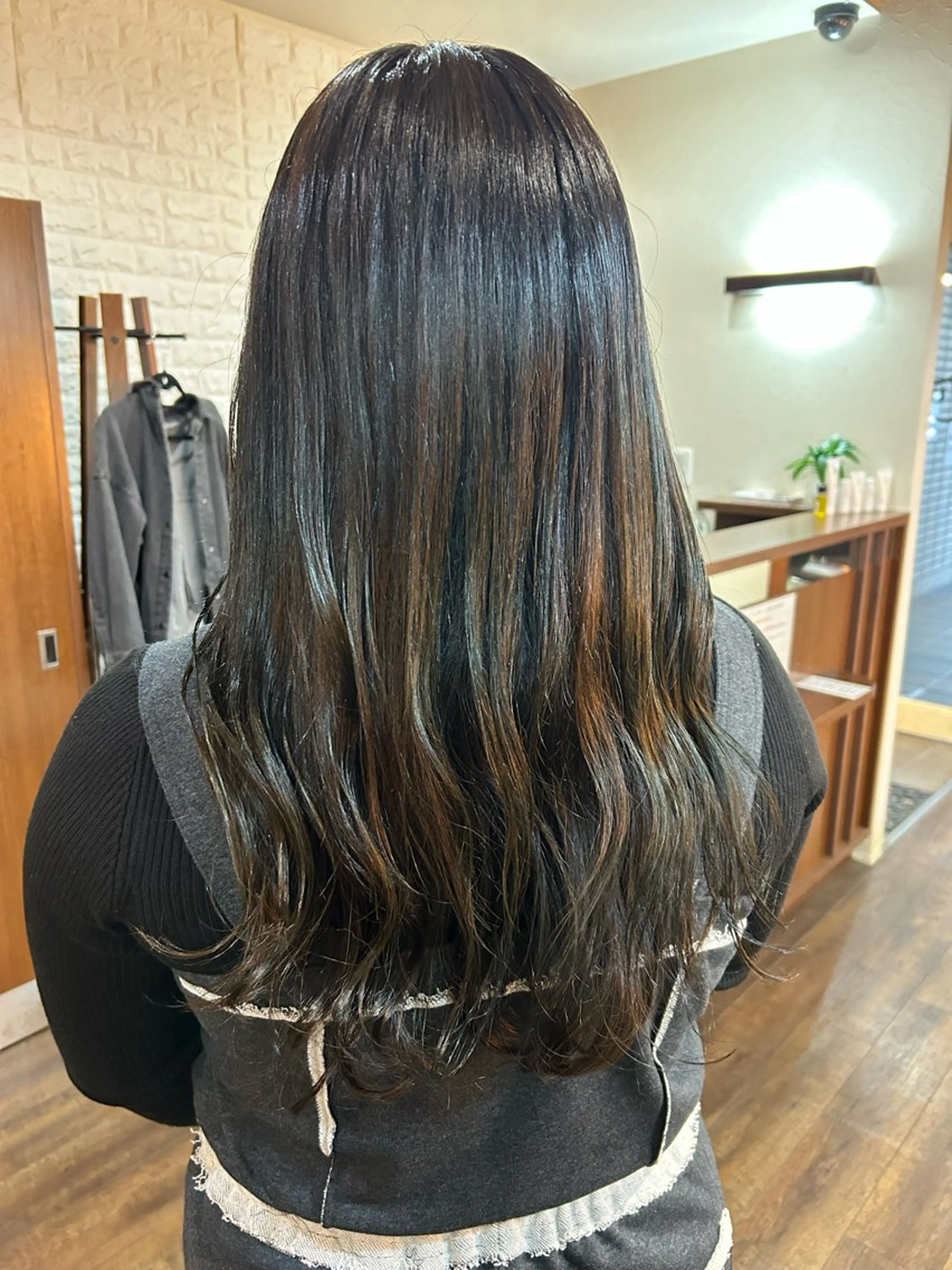 ロング アッシュ 縮毛矯正 トモタニ ミオのヘアスタイル