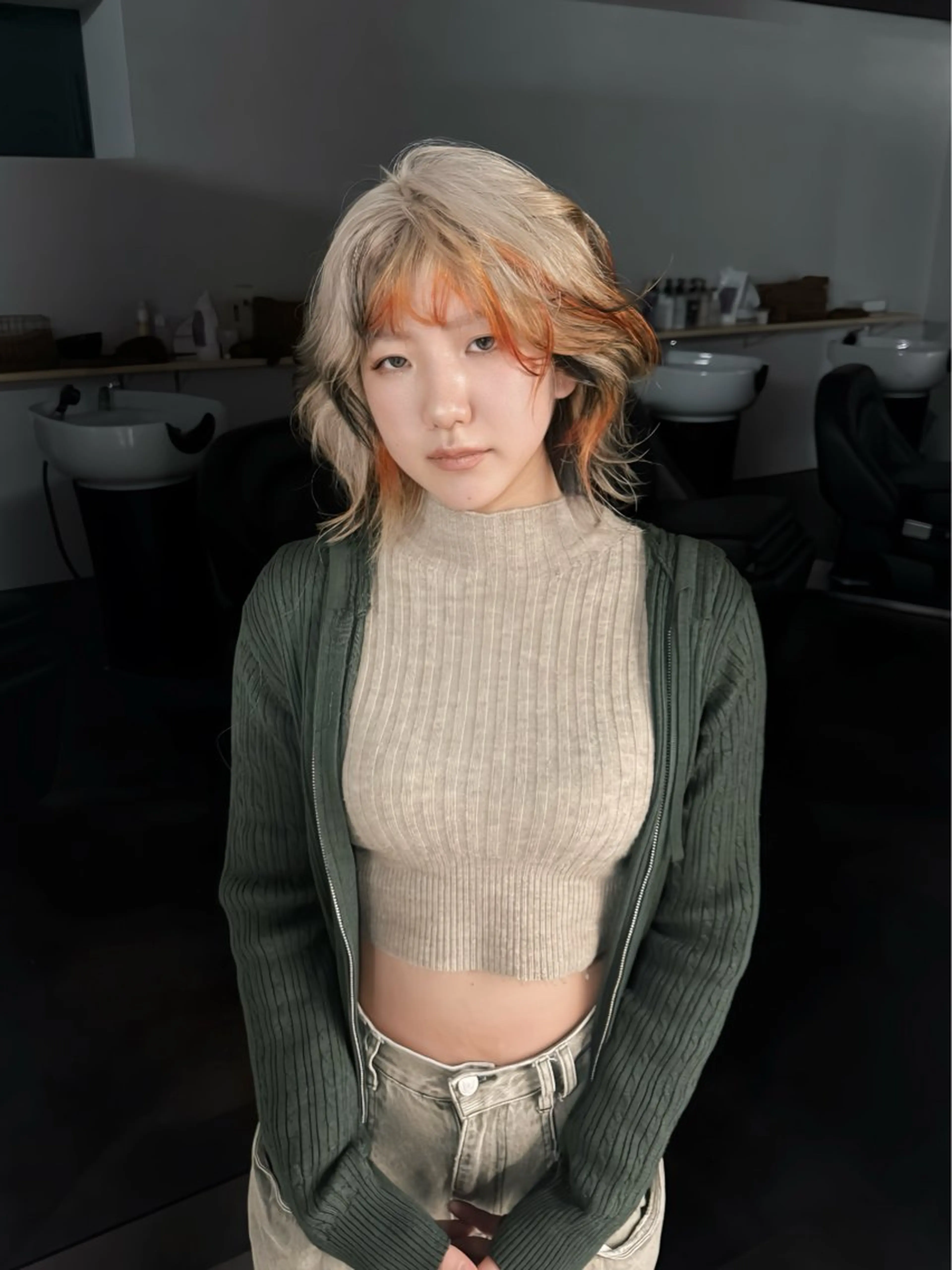 カラー 黒髪 デザインカラー グレージュ オレンジ ヘアカラー lin.ブリーチ デザインカラーのヘアスタイル