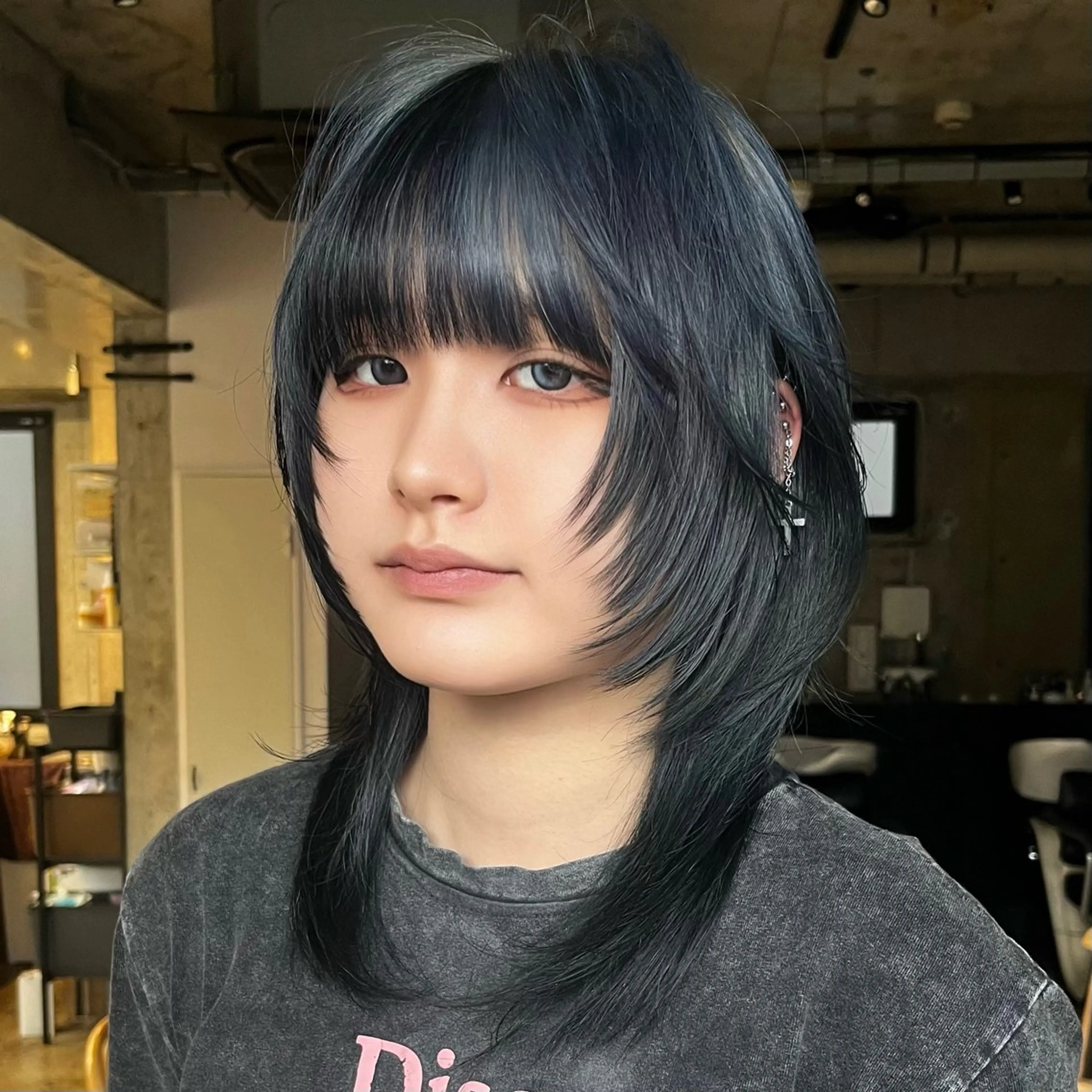 セミロング カット ウルフ/レイヤー/ ブリーチカラーのヘアスタイル