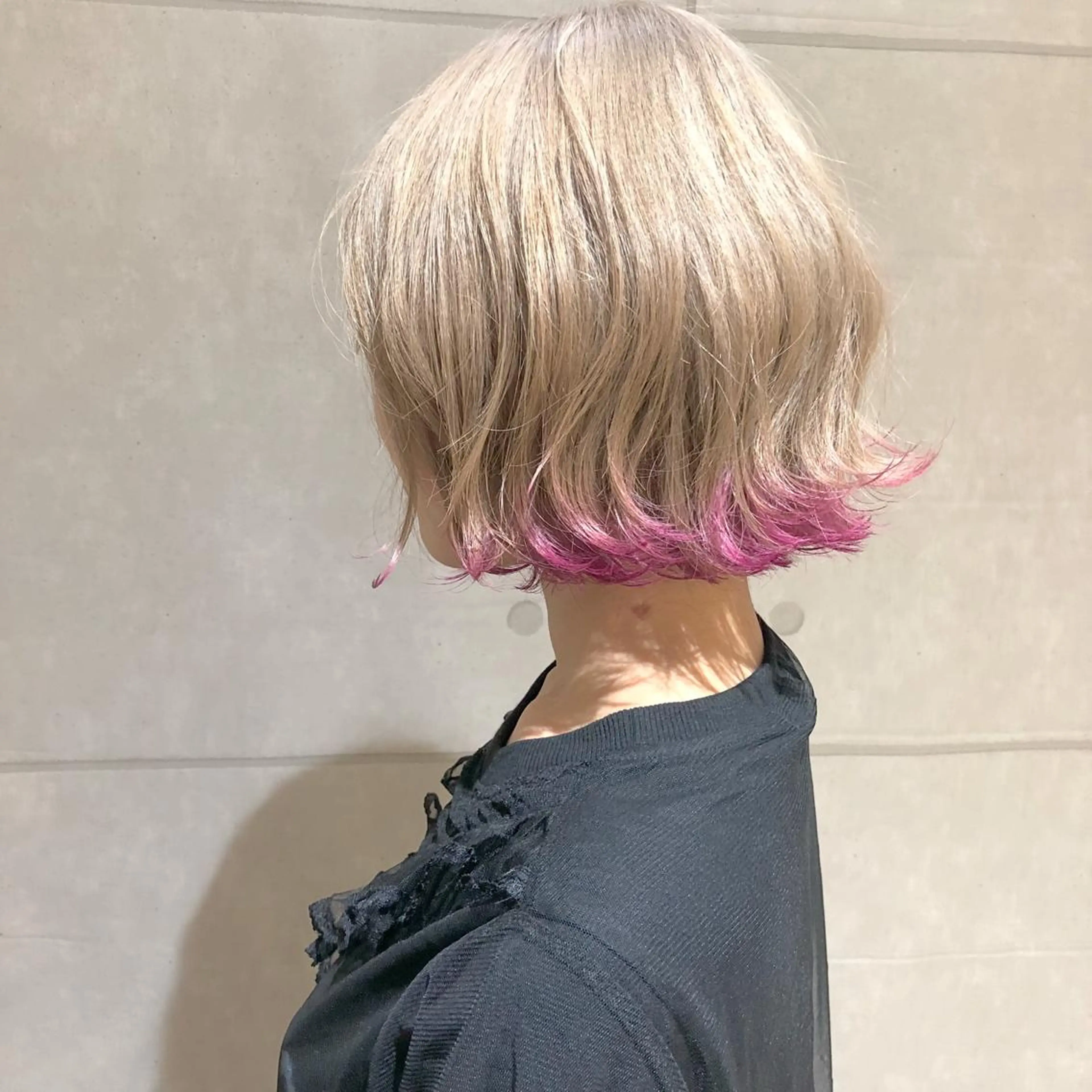 ミディアム カラー パーマ ヘアアレンジ ネイル マツエク・マツパ ブロンド ピンクカラー カラーマツエク ボブ ピンク ヘアカラー ハイトーン特化🤍 浦住のヘアスタイル
