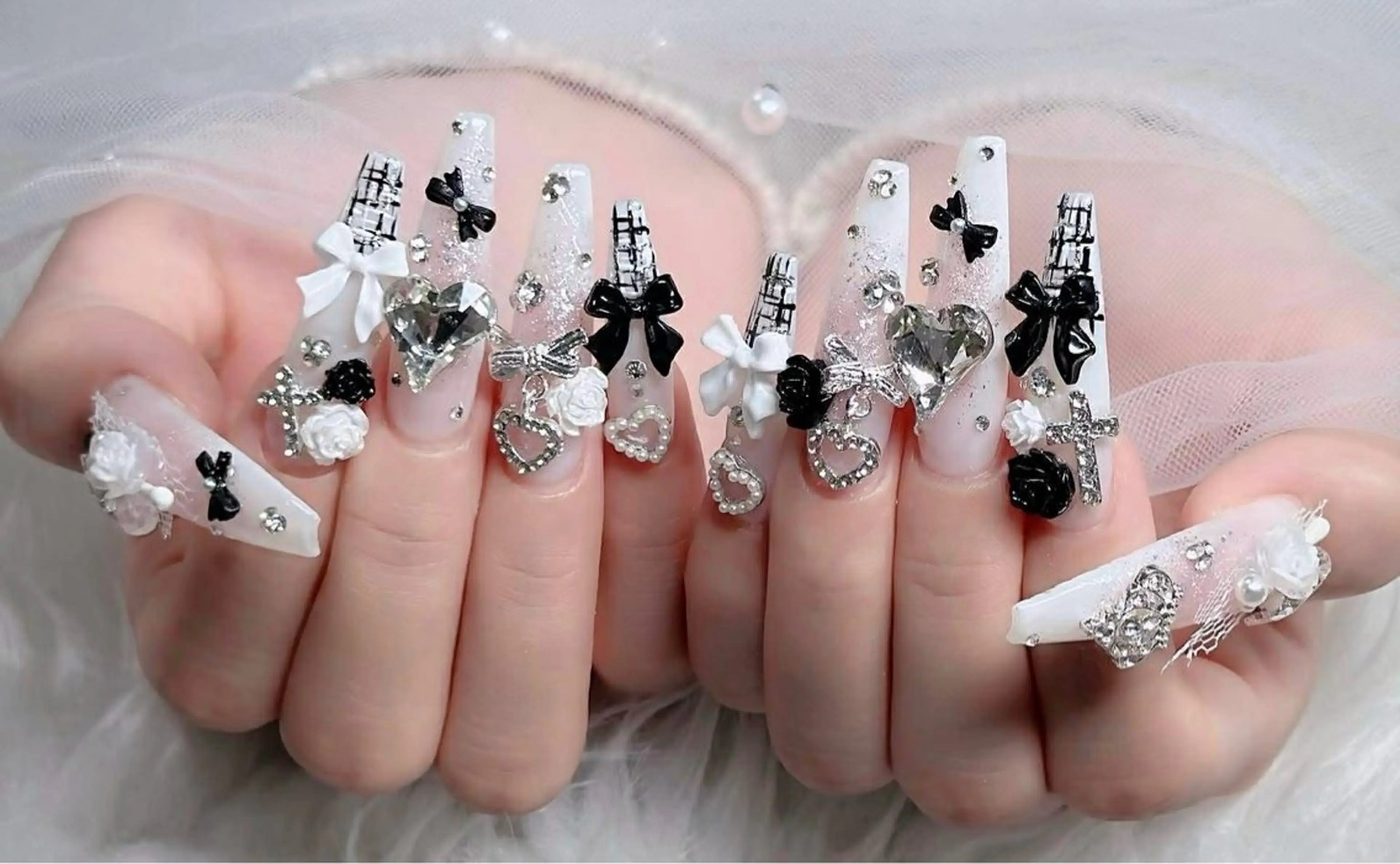 ネイル オーロラネイル フレンチネイル ジェルネイル ハロウィン キラキラネイル ハンドネイル H.baby Nail Salonのネイルデザイン