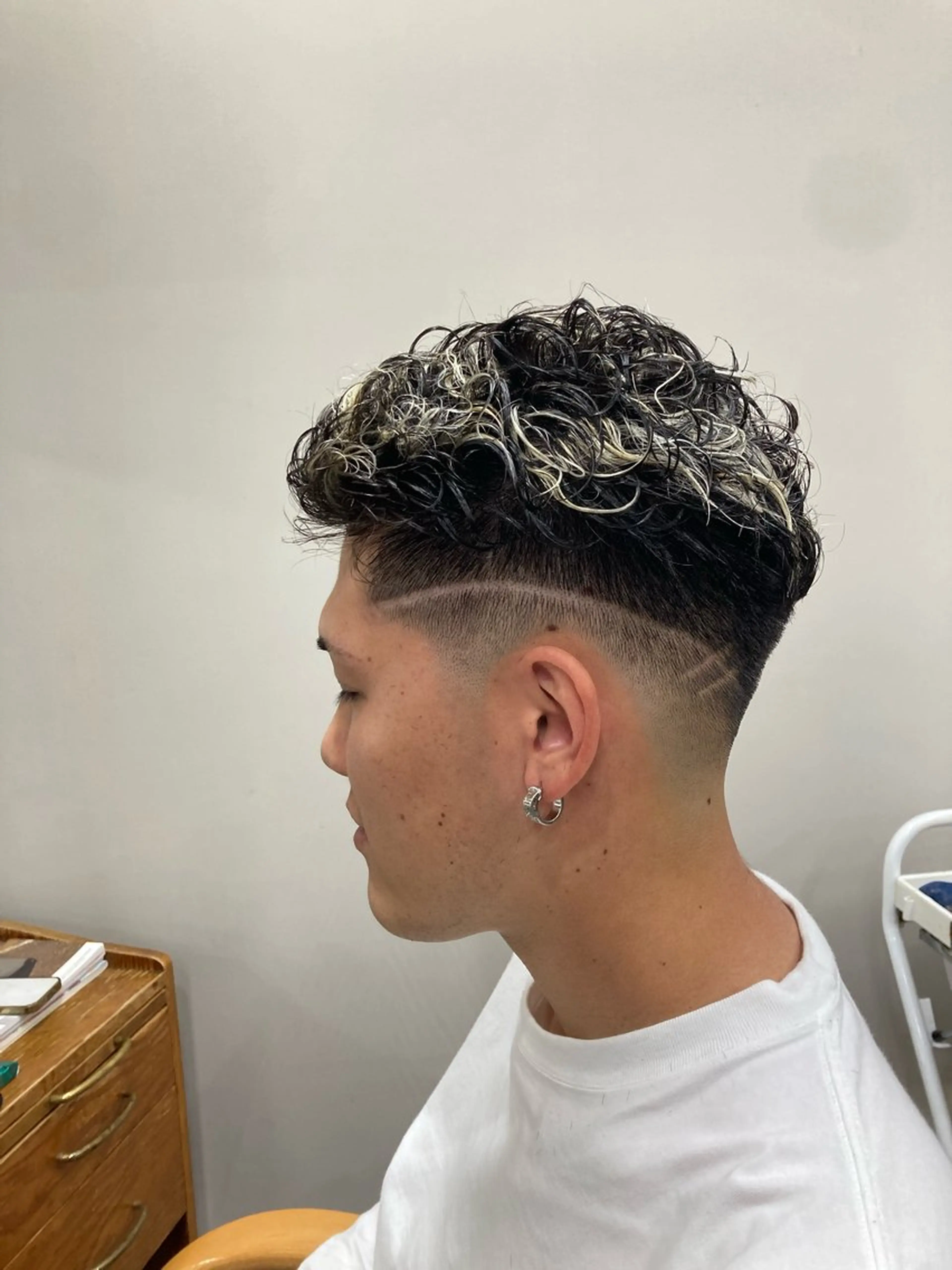 ショート カラー パーマ メンズ フェードカット メンズメッシュ メンズパーマ メッシュ 山本 健生のヘアスタイル