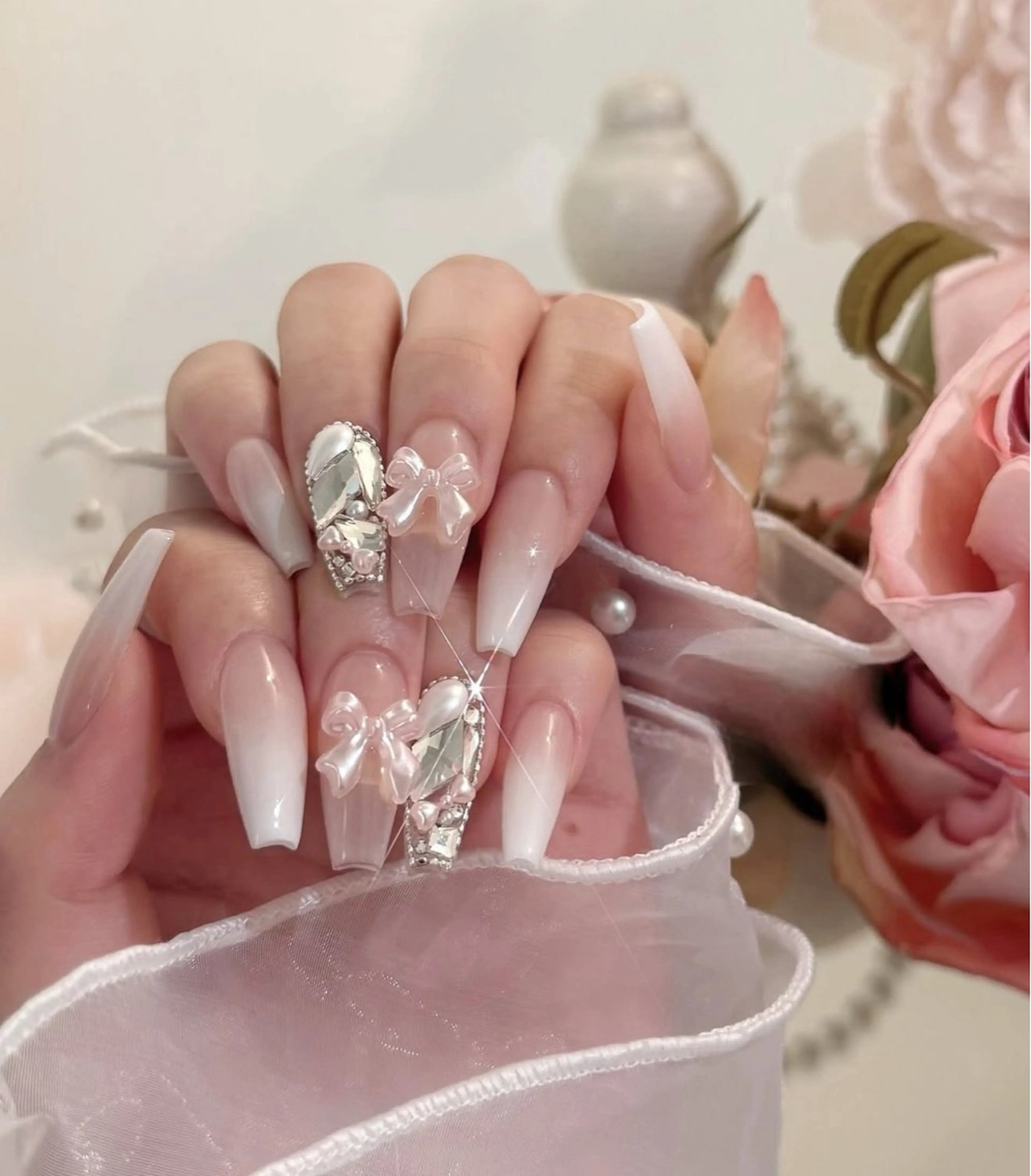 ネイル フラッシュネイル フレンチネイル グラデーション キラキラネイル 韓国ネイル ハンドネイル Lina nail所属・Lunaa 池袋のネイルデザイン