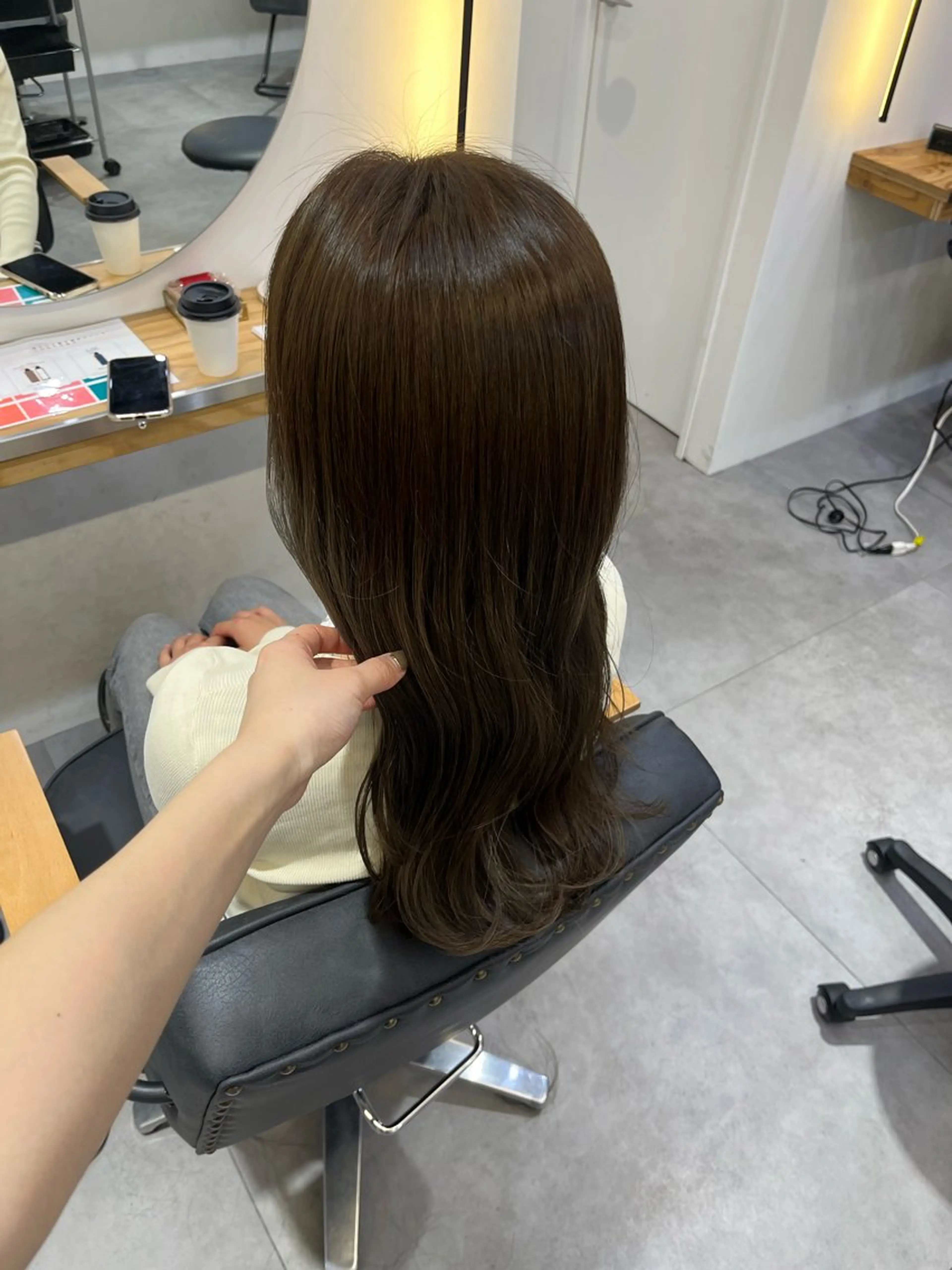 ロング ブリーチなしカラー /ベージュカラーのヘアスタイル