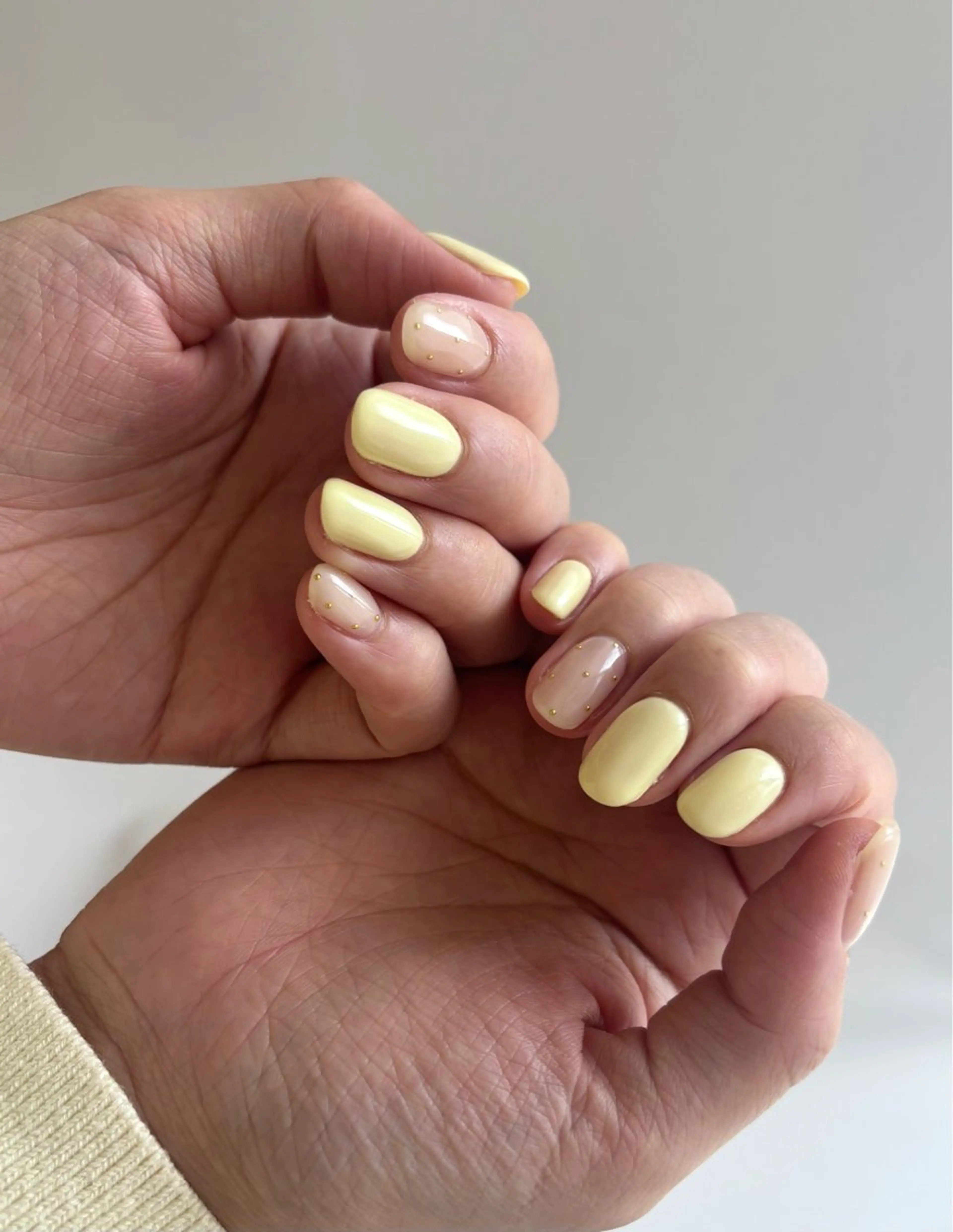 ネイル ドット ゴールド ホワイト 黄色 ハンドネイル Elio 国泰寺のネイルデザイン