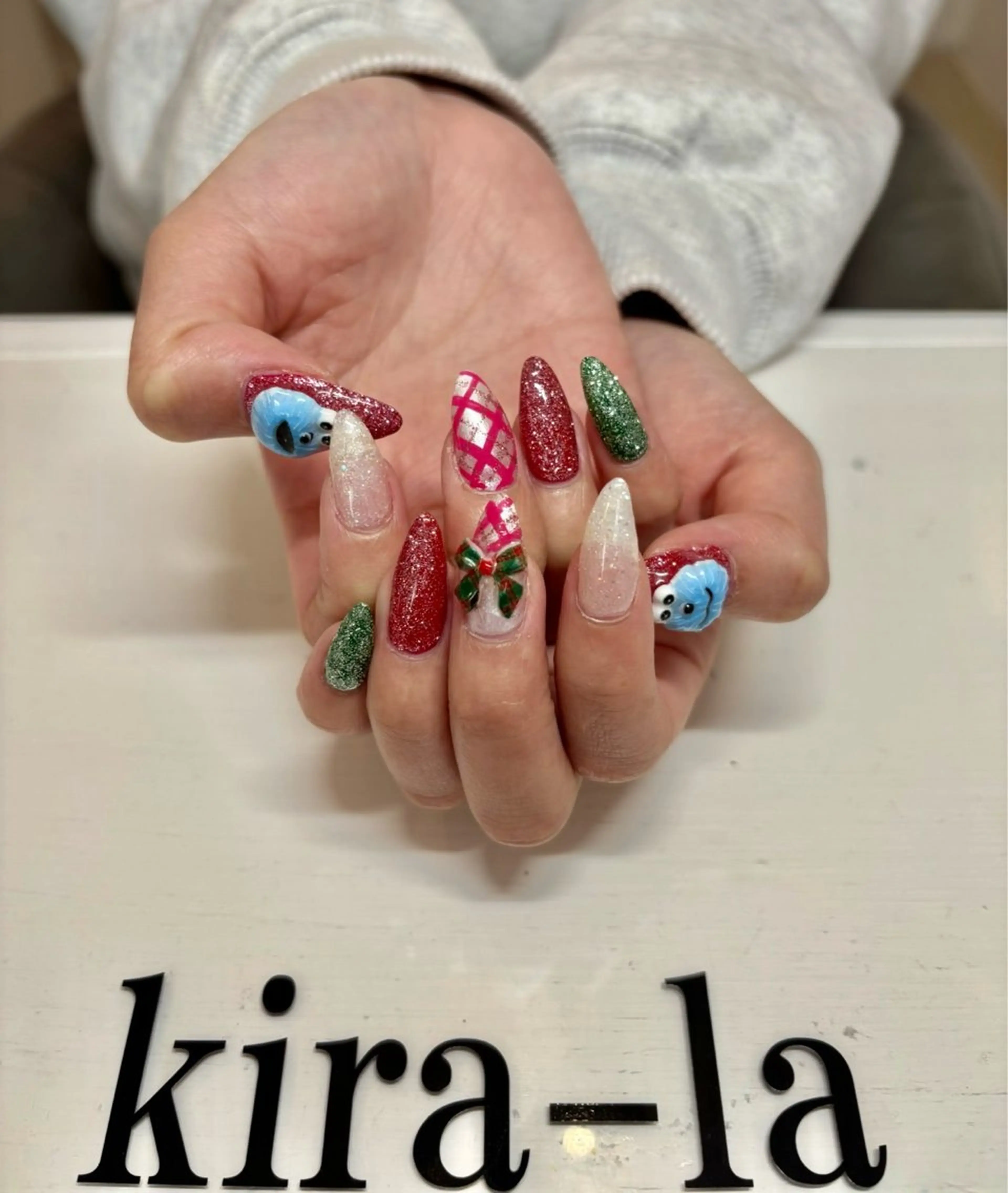 ネイル キラキラネイル ラメ(グリッター) リボン 冬ネイル クリスマス kira-la キララ･:*..のネイルデザイン