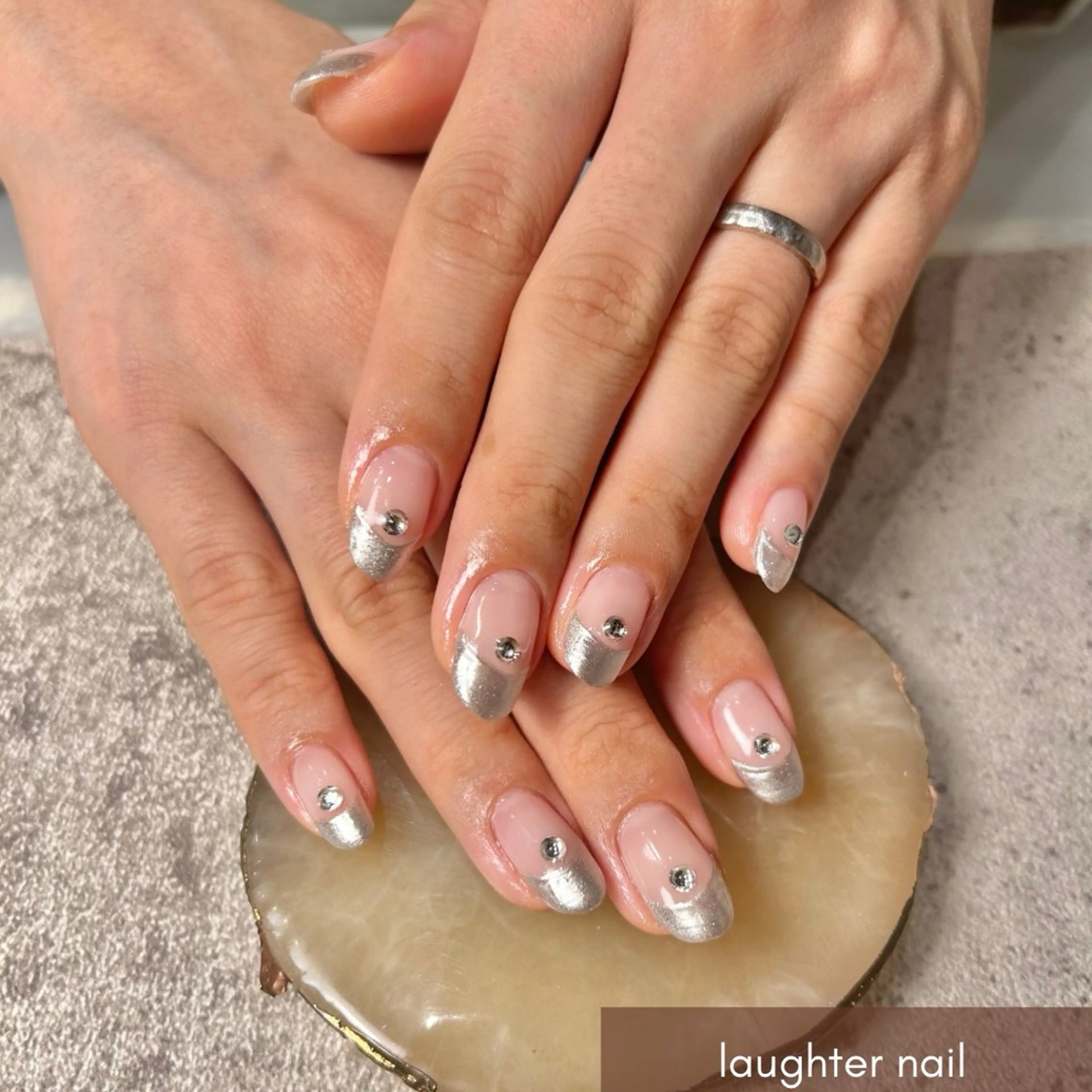 ネイル アートネイル フレンチネイル ジェルネイル ミラーネイル シルバー ハンドネイル laughter nailのネイルデザイン