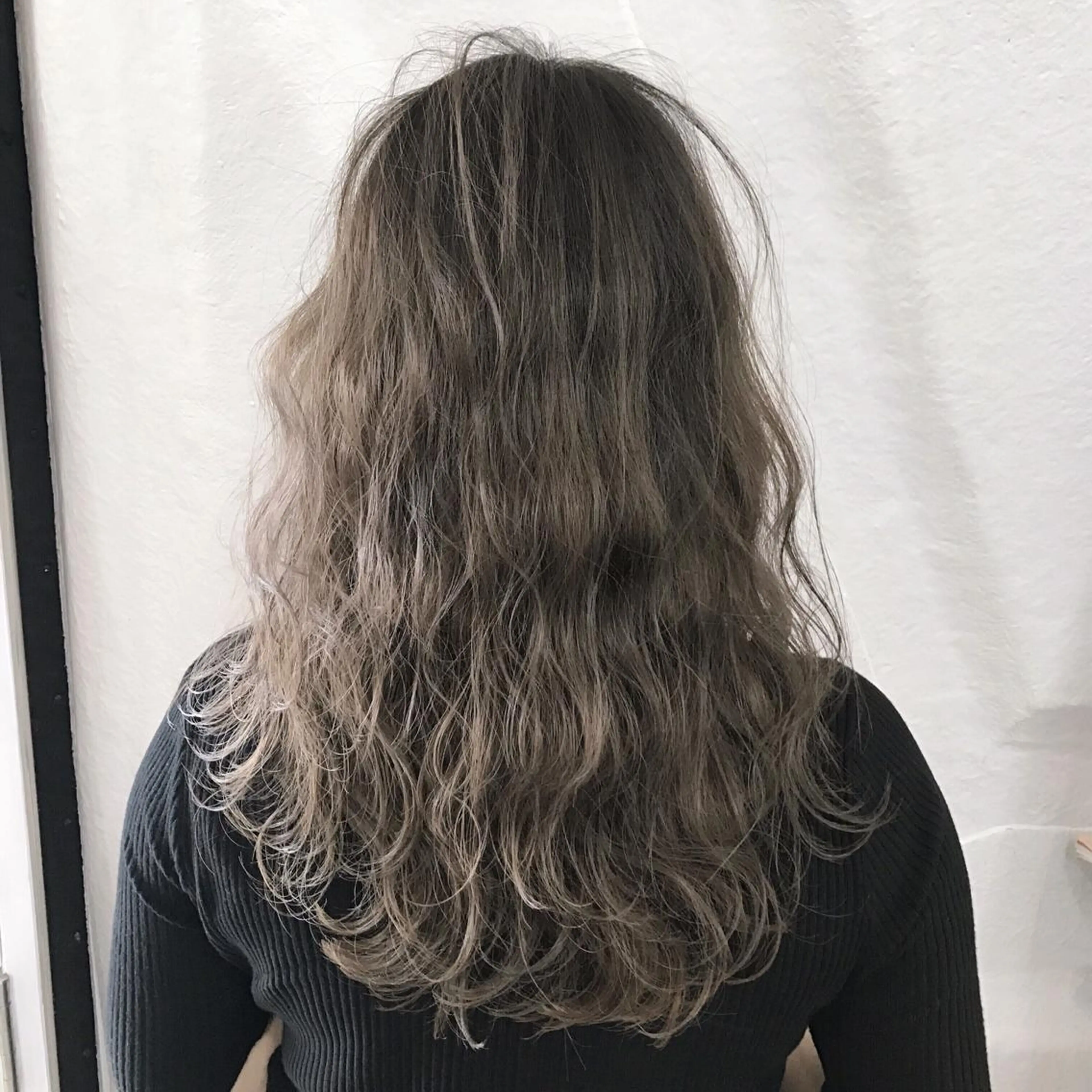 ロング カラー アッシュ ベージュカラー ブリーチ グラデーションカラー レイヤーカット K-POP好き美容師 🇰🇷Kai.Yのヘアスタイル