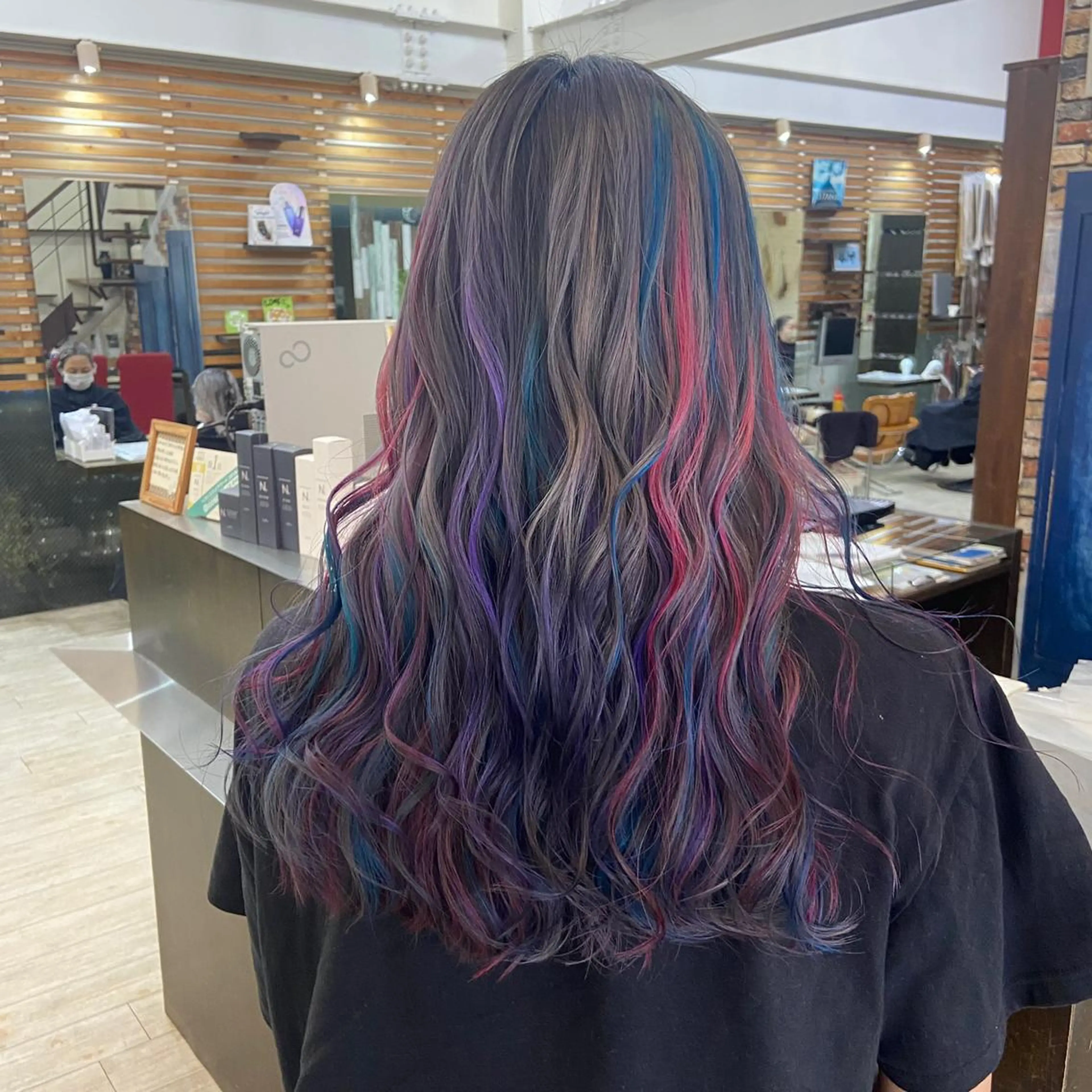 ロング カラー ユニコーンカラー 鈴木 琴乃のヘアスタイル