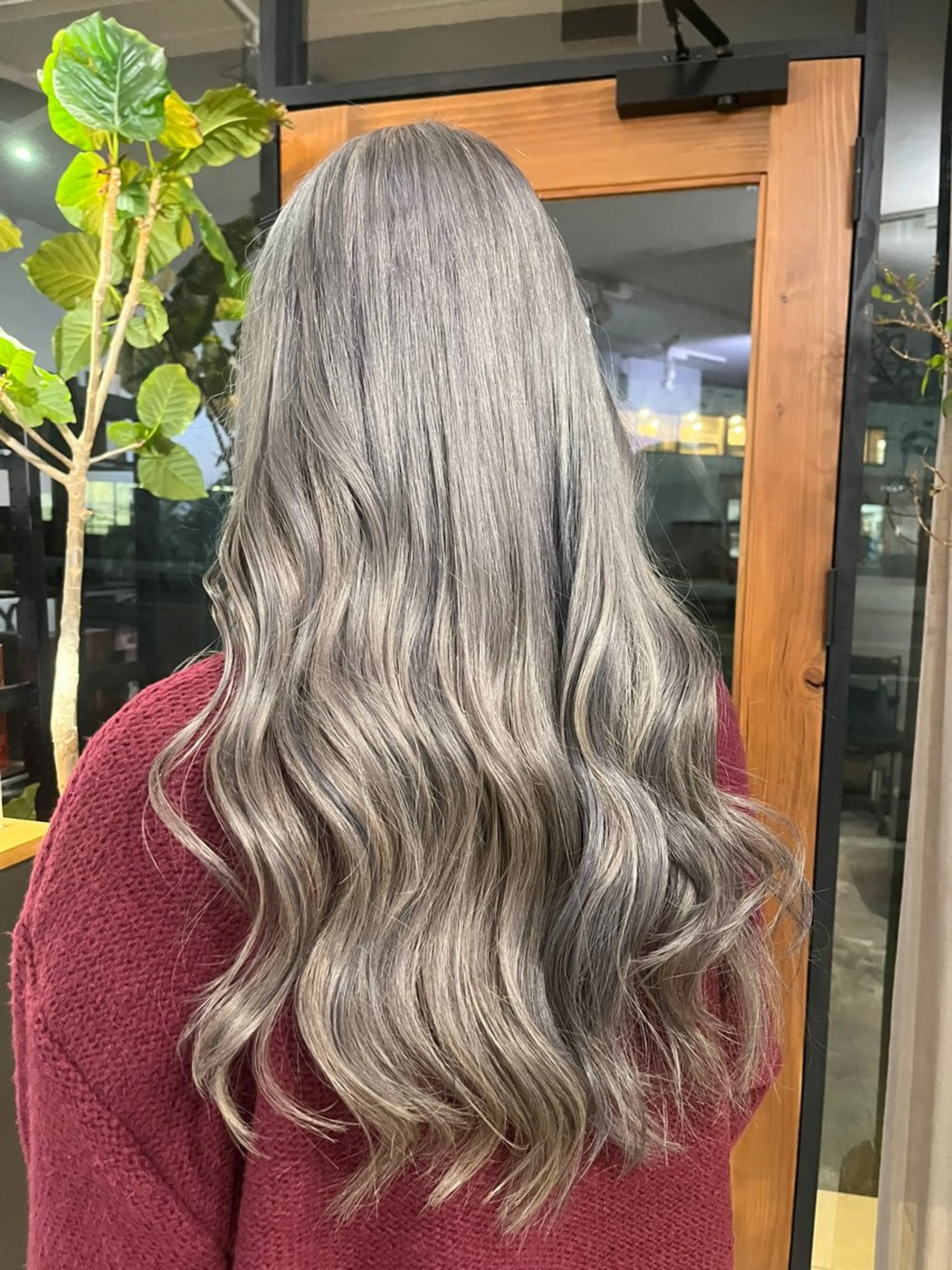 ロング カラー 透明感カラー シルバー ヘアカラー 友 美海のヘアスタイル