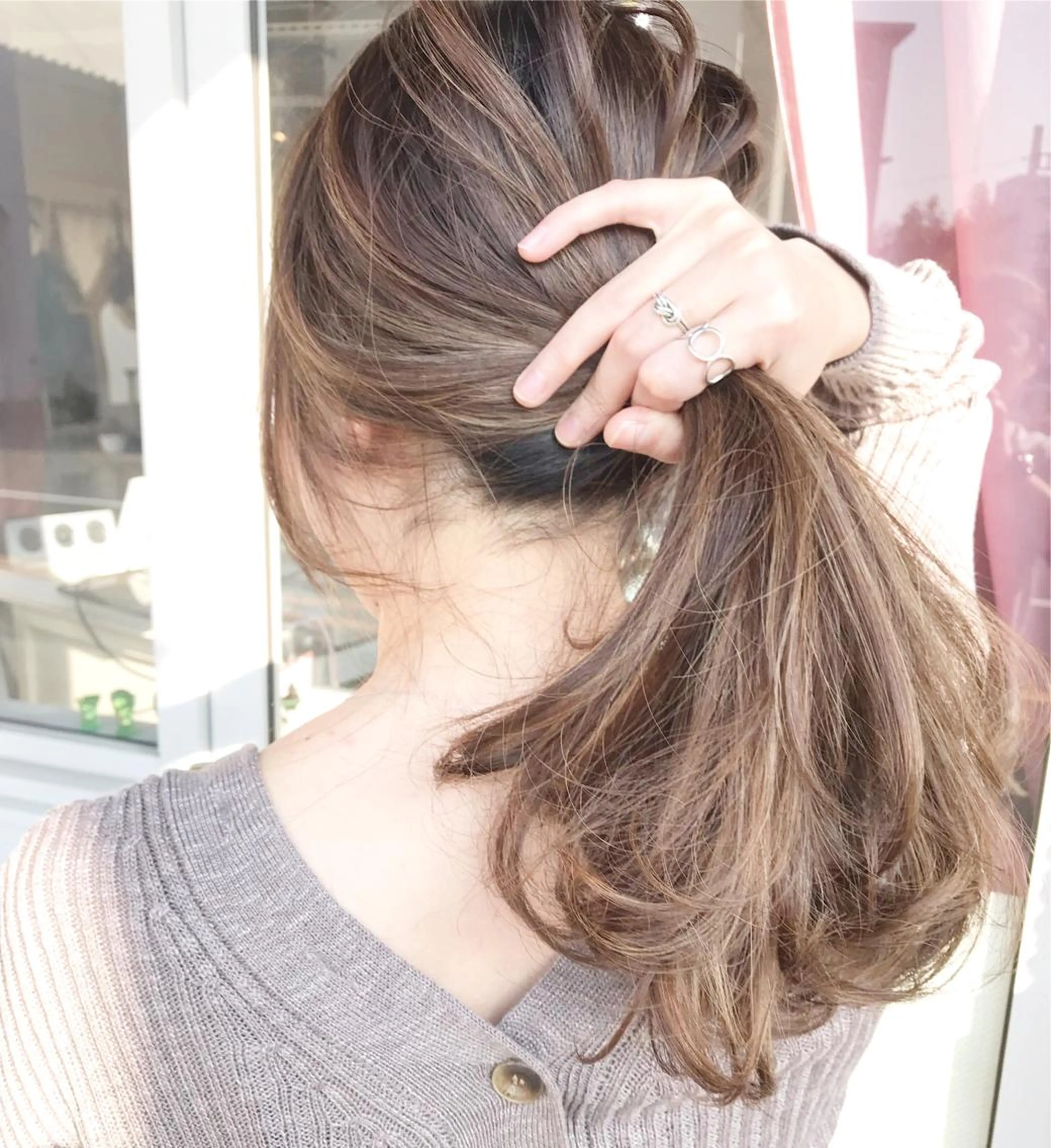 セミロング カラー ヘアアレンジ お団子ヘア 切りっぱなしボブ バレイヤージュ ブリーチ デザインカラー Mariana/ 鶴原-ハイライトのヘアスタイル