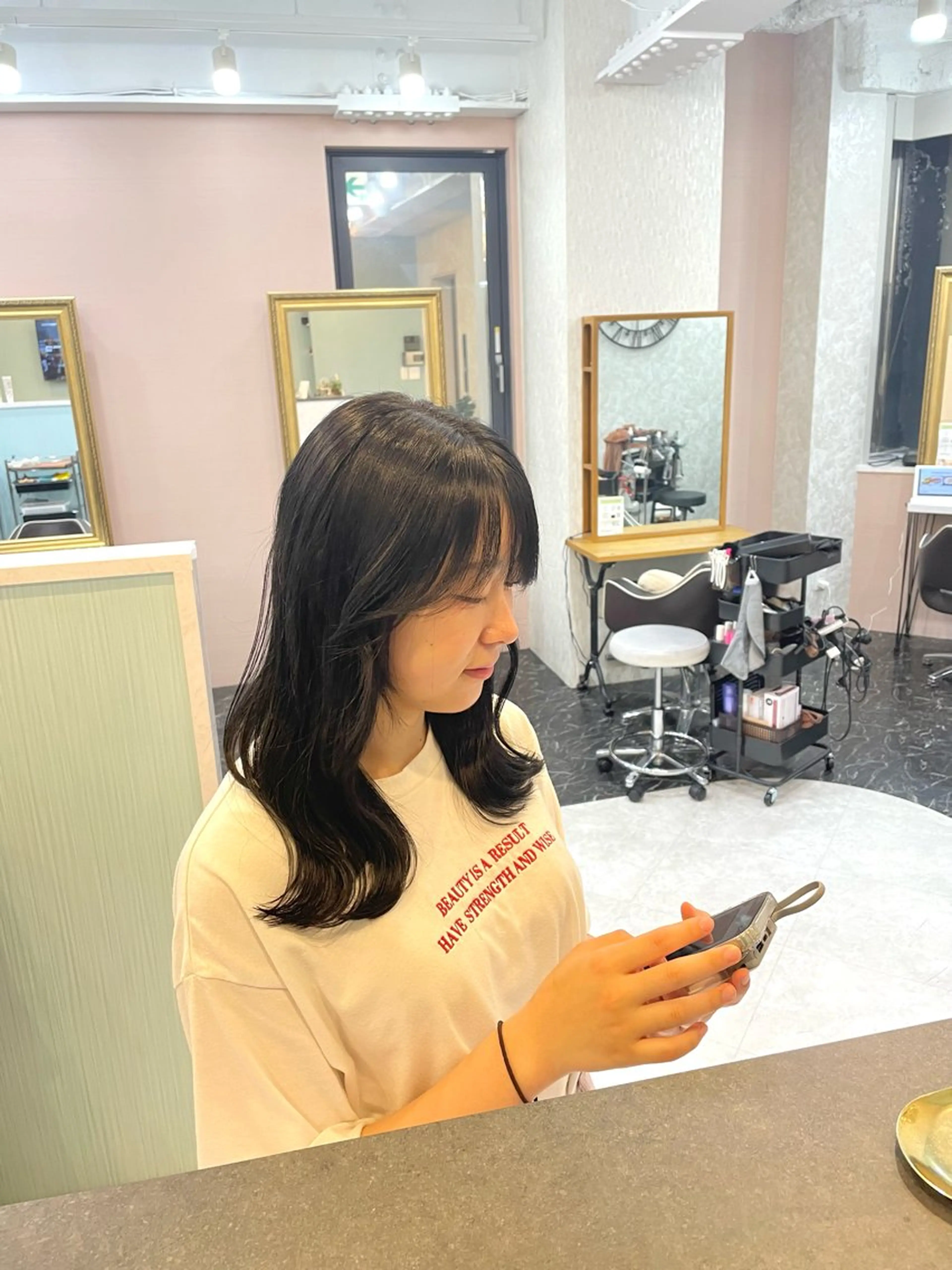 セミロング カット ヘアカラー 亀川蓮 Agu hairのヘアスタイル