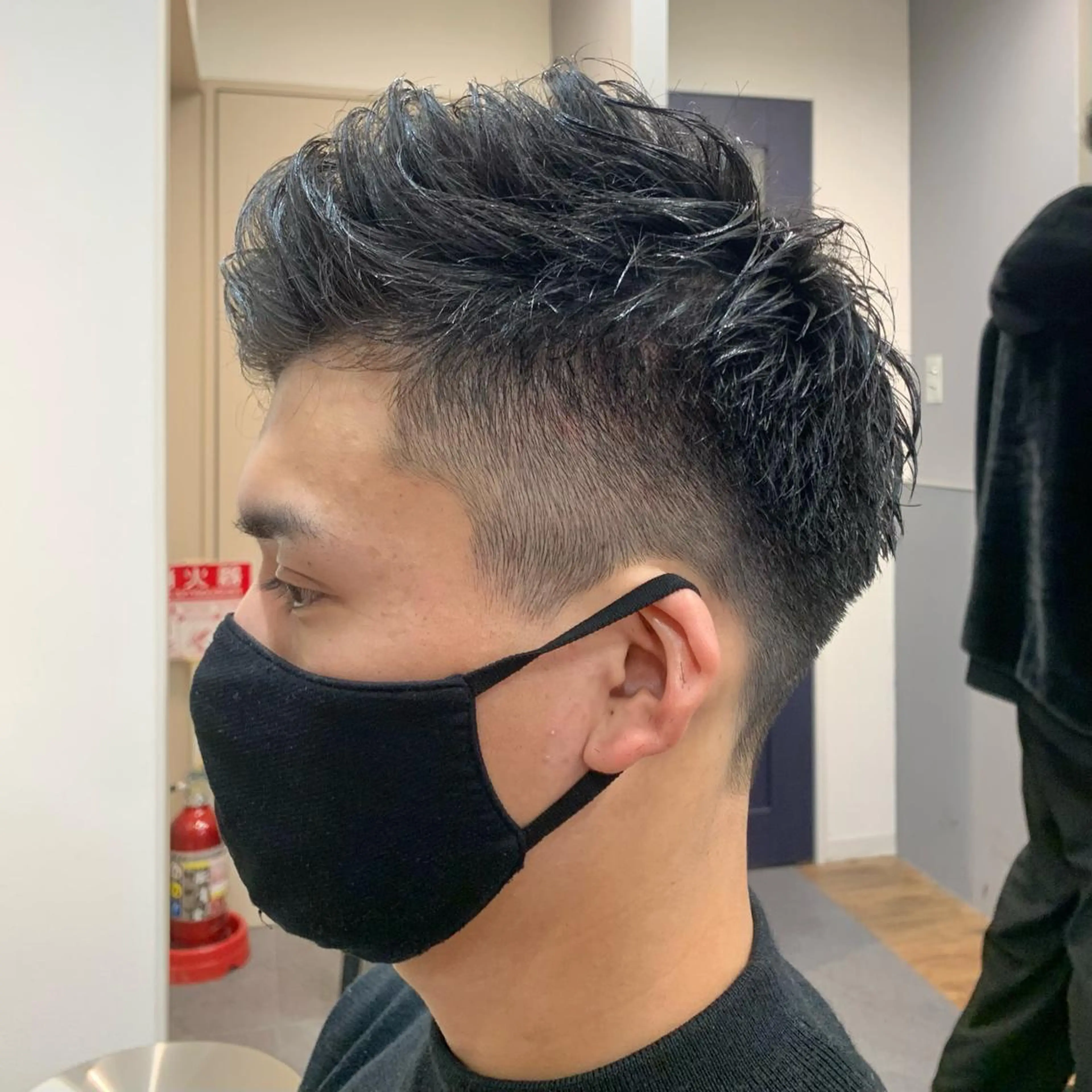 ショート パーマ メンズ フェードカット メンズパーマ かきあげバング ニュアンスパーマ カット パーマ メンズ特化美容師/ 藤戸 椋のヘアスタイル