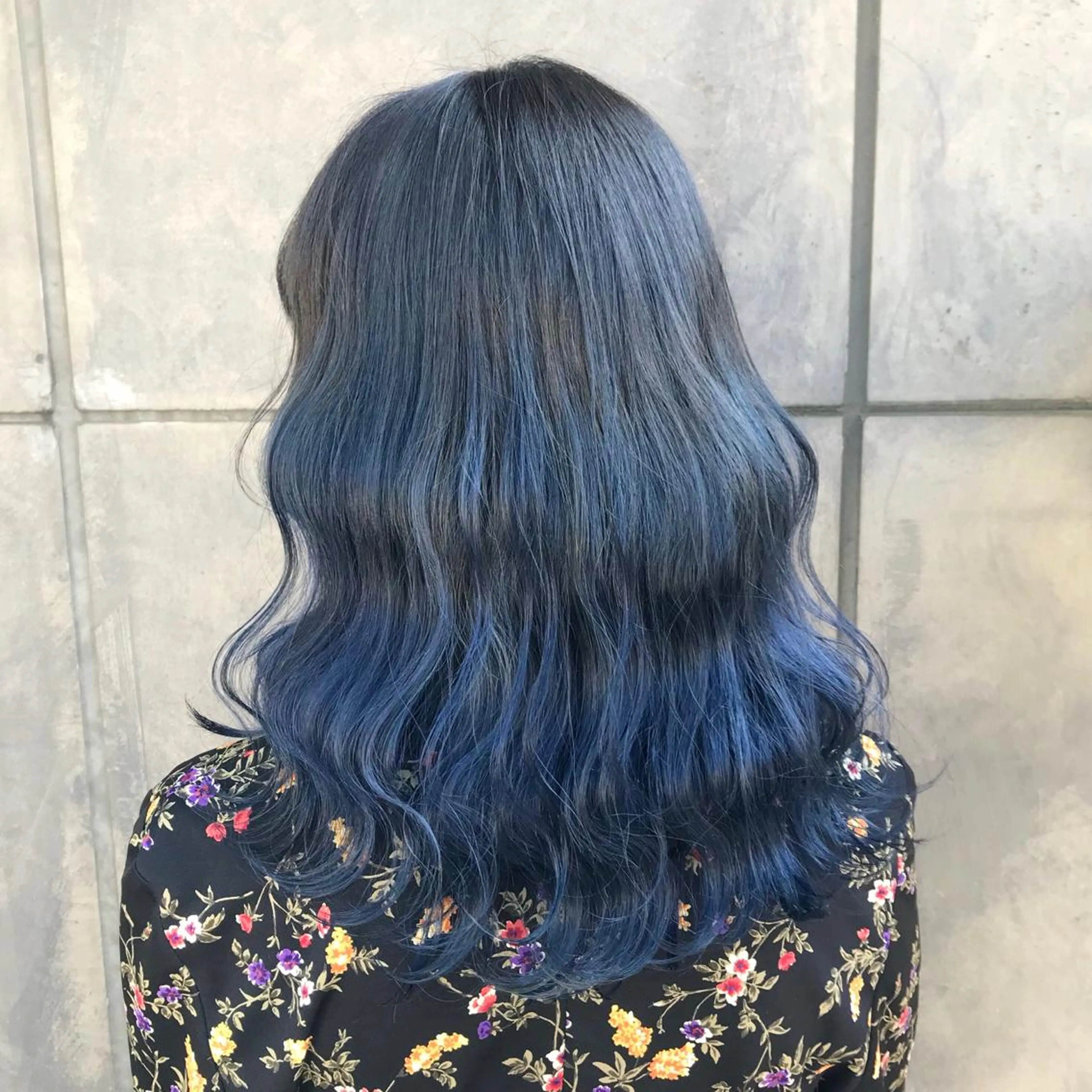 セミロング カラー ブリーチ ブルーカラー グラデーションカラー タンバルモリ ヨシンモリ サロウィン所属・K-POP好き美容師 🇰🇷Kai.Yのヘアスタイル